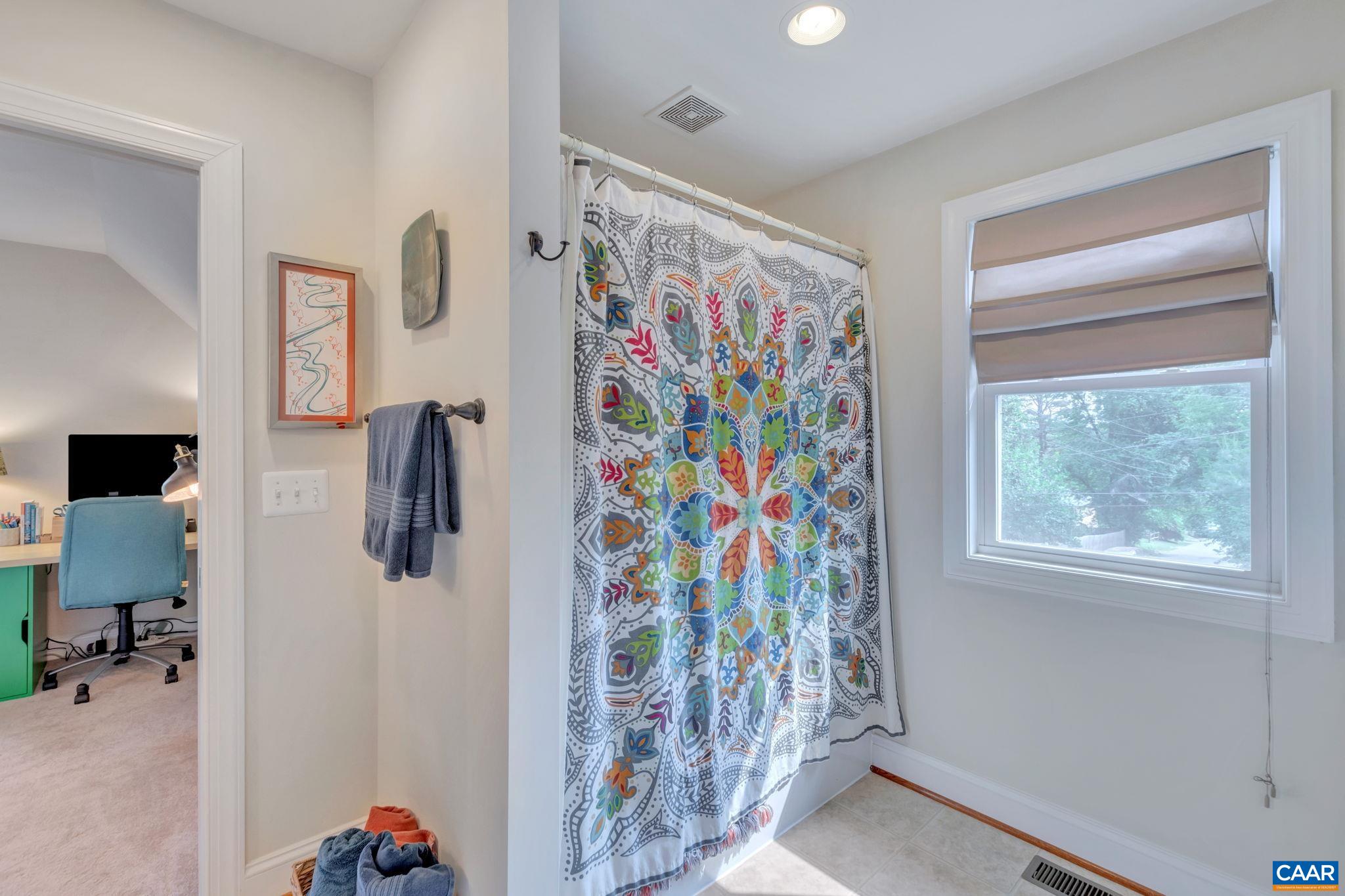 1012 LOCUST LN