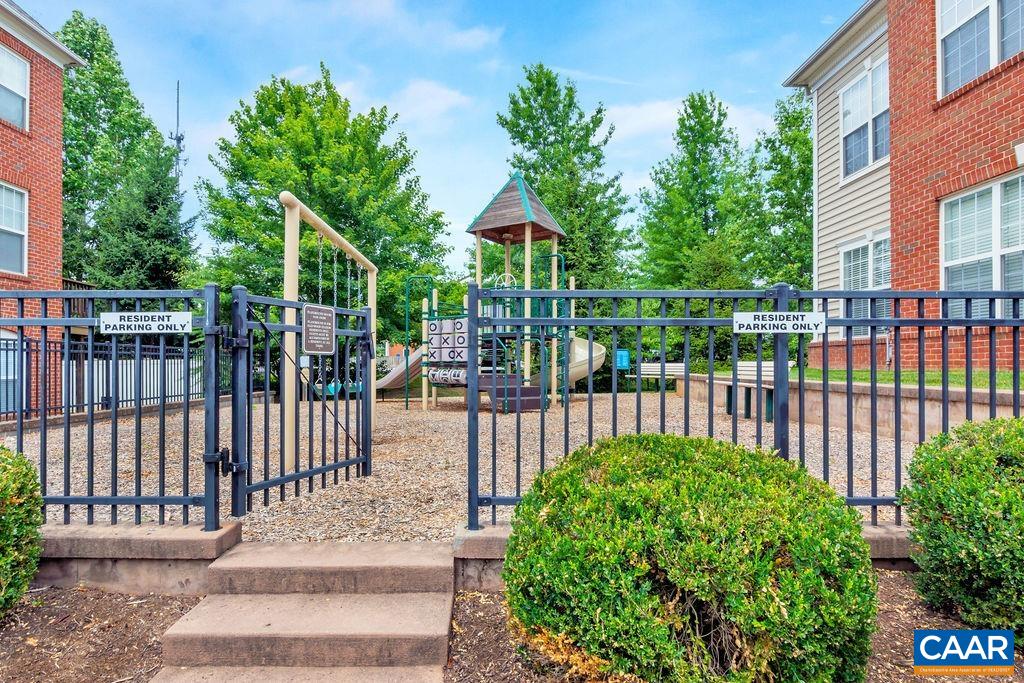 994 GLENWOOD STATION LN