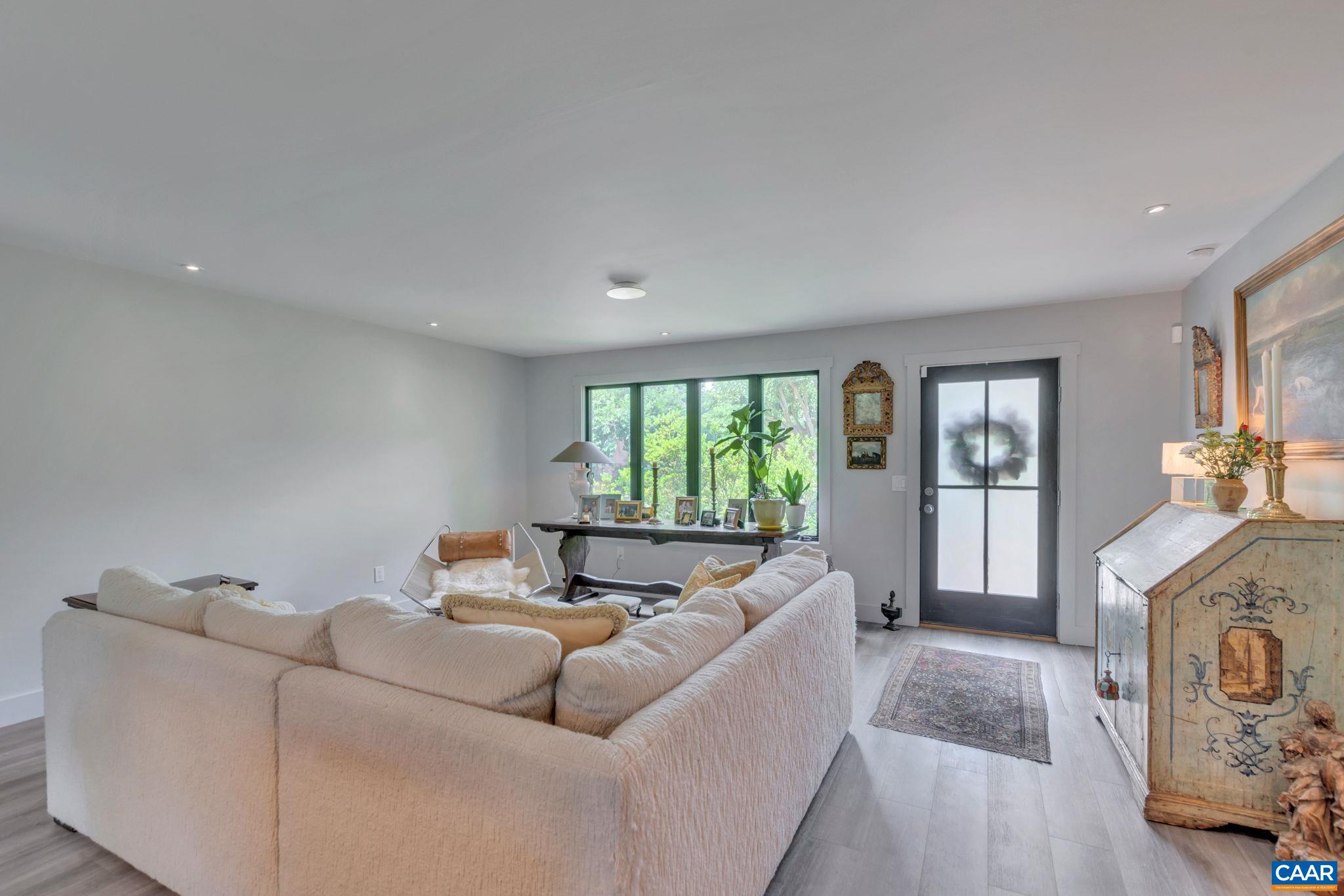 100 LAUREL CIR