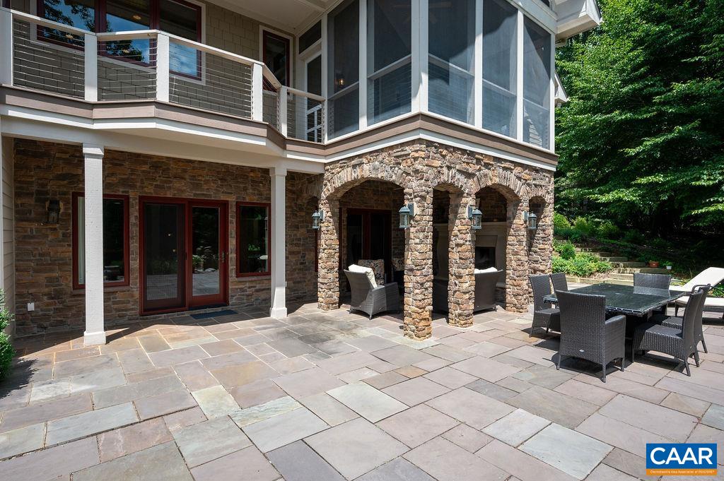110 HIGH CREST LN