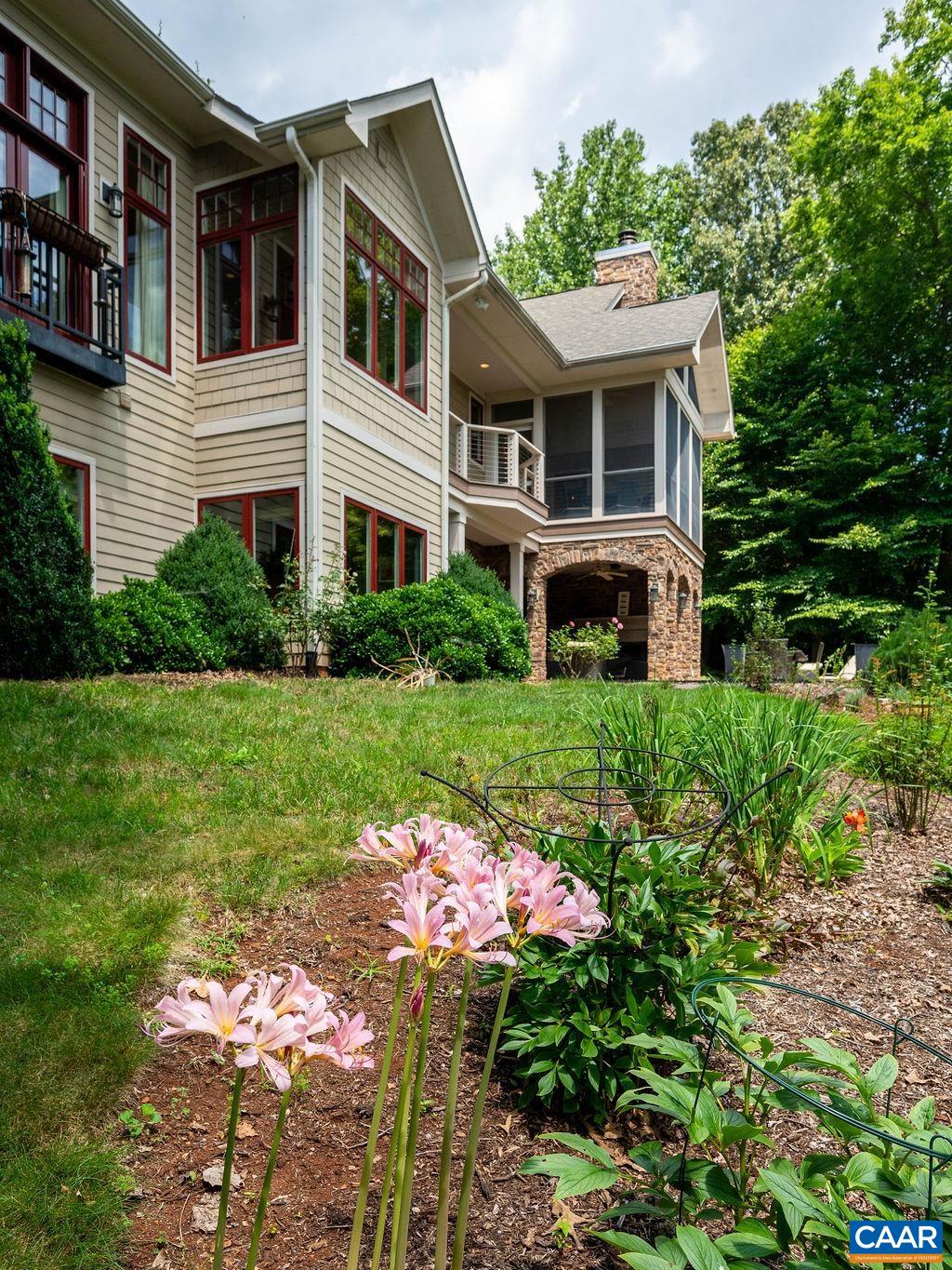 110 HIGH CREST LN
