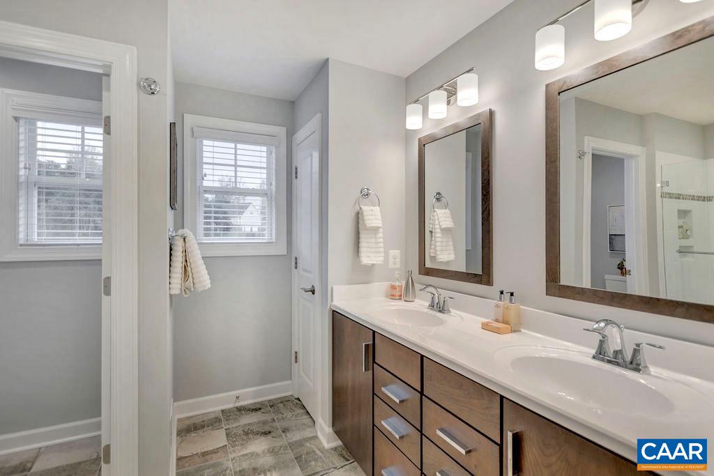 8 PINE SHADOW CT