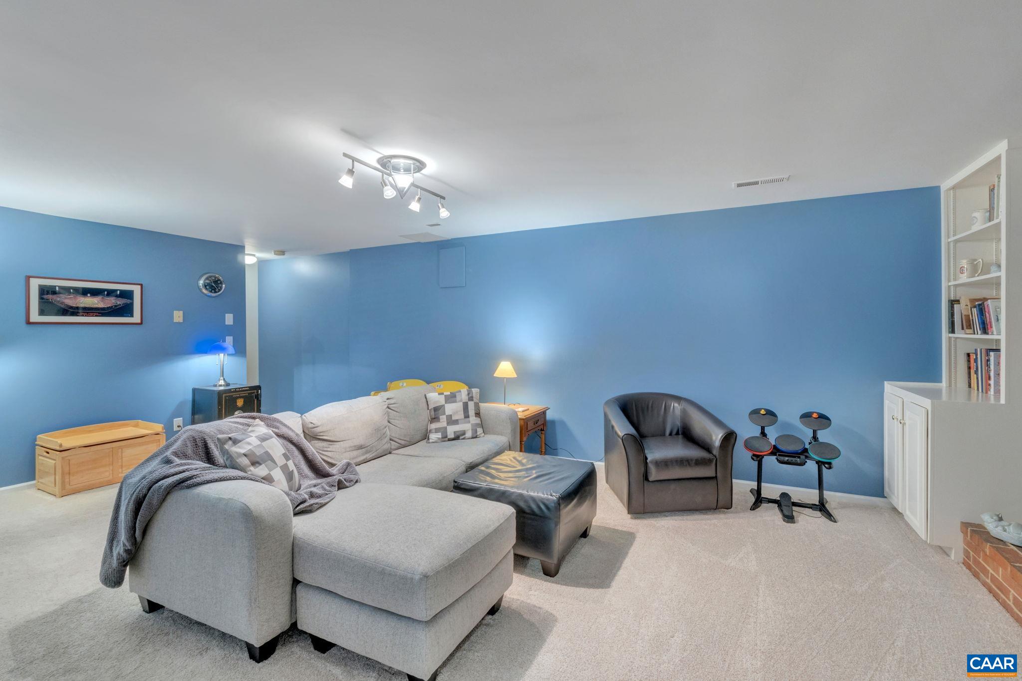 2025 LOCKE LN