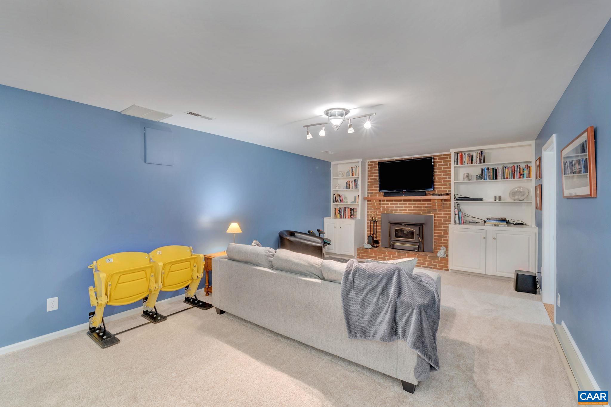 2025 LOCKE LN