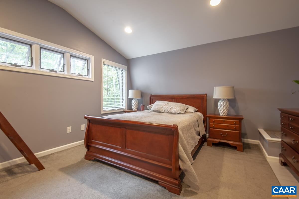 106 OAK LN