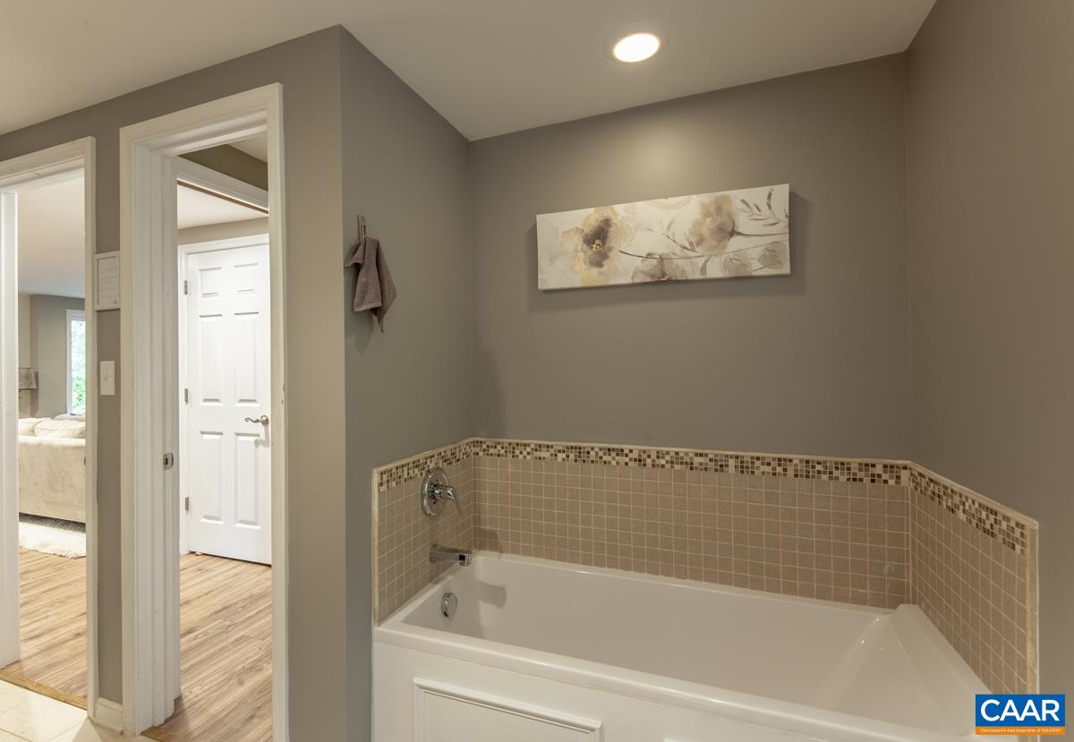 106 OAK LN