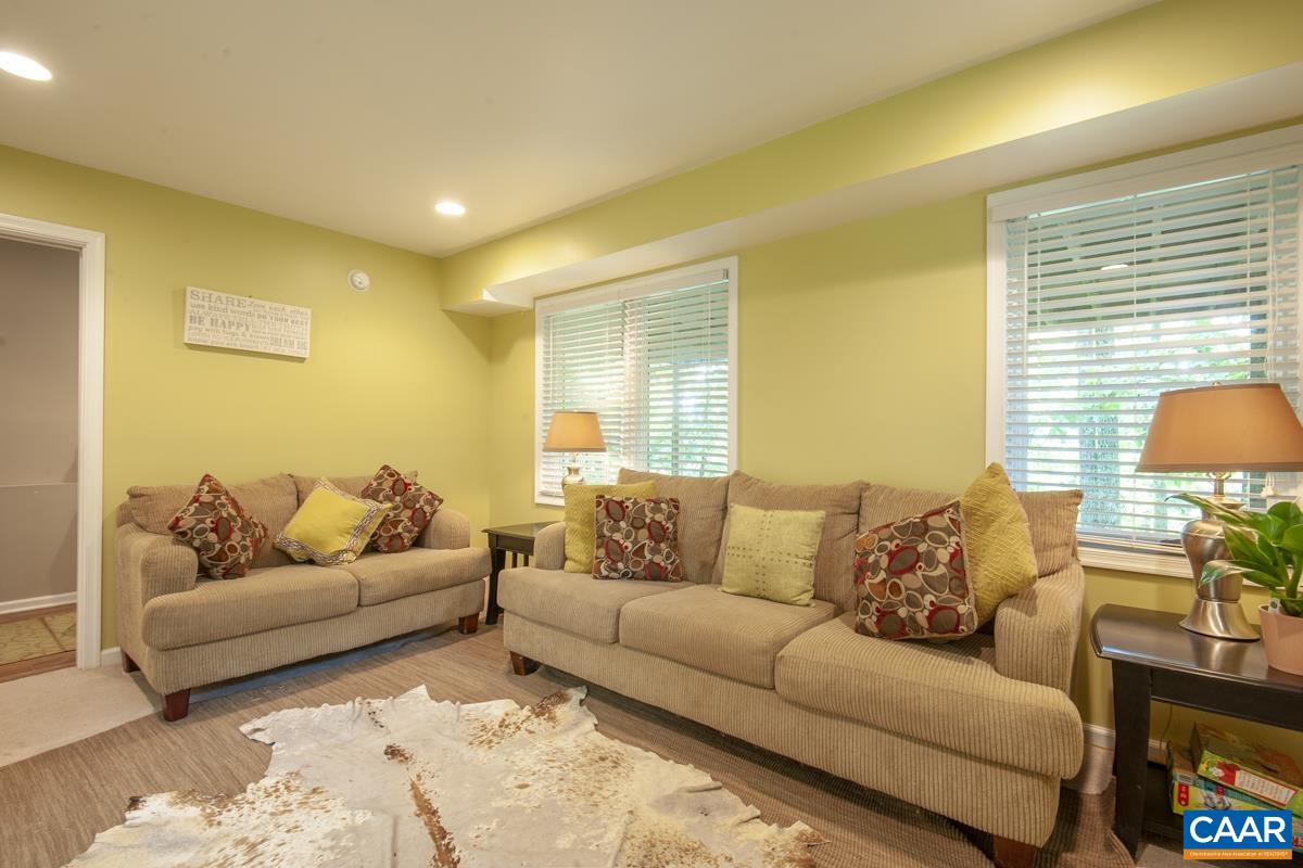 106 OAK LN