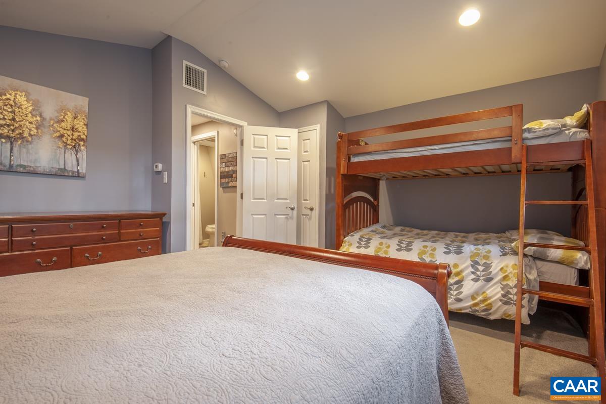 106 OAK LN