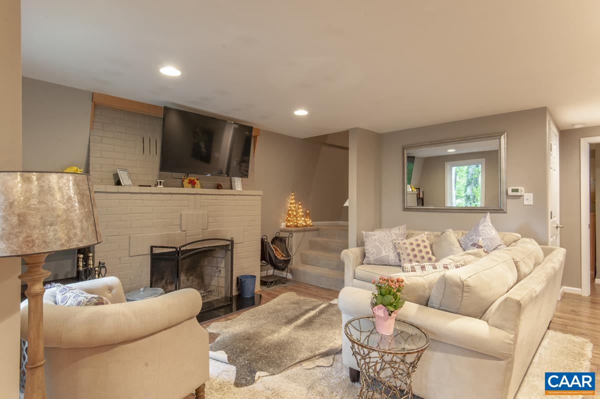 106 OAK LN