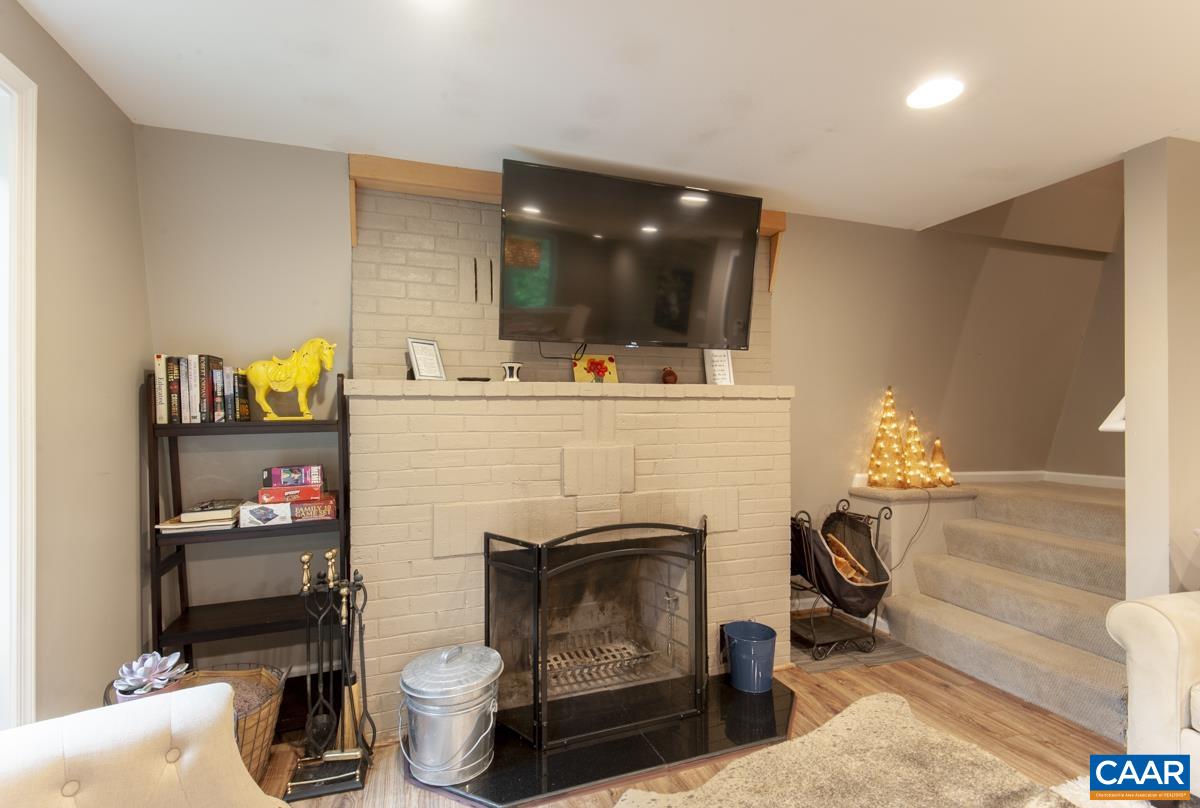 106 OAK LN