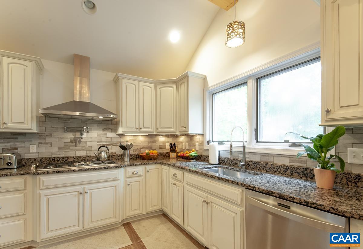 106 OAK LN