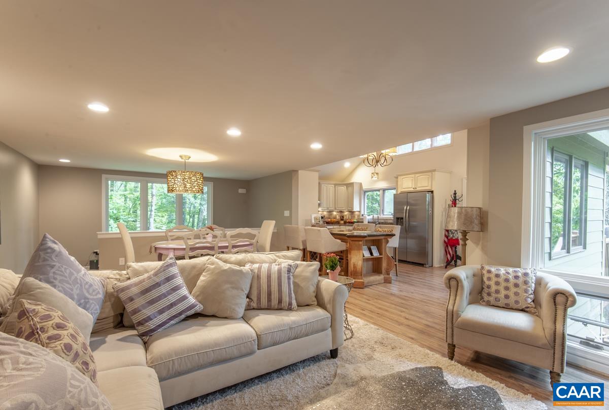 106 OAK LN
