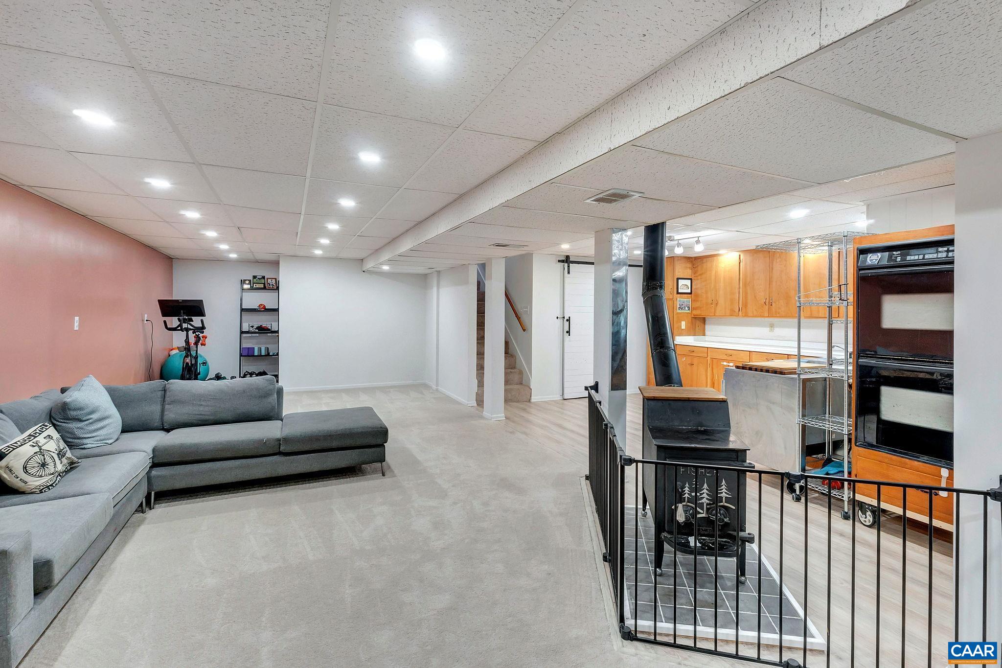 738 LYONS AVE