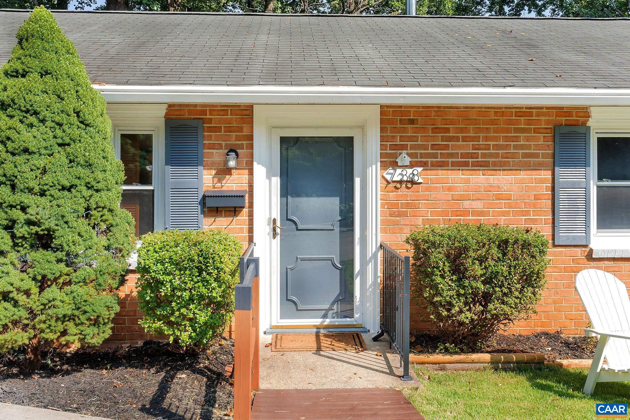 738 LYONS AVE