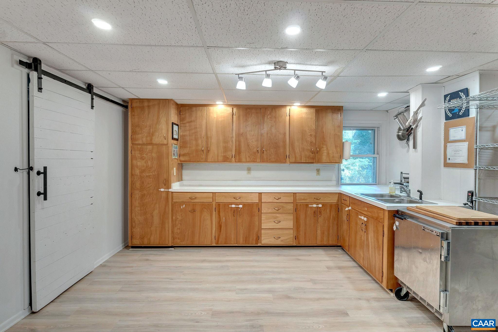 738 LYONS AVE