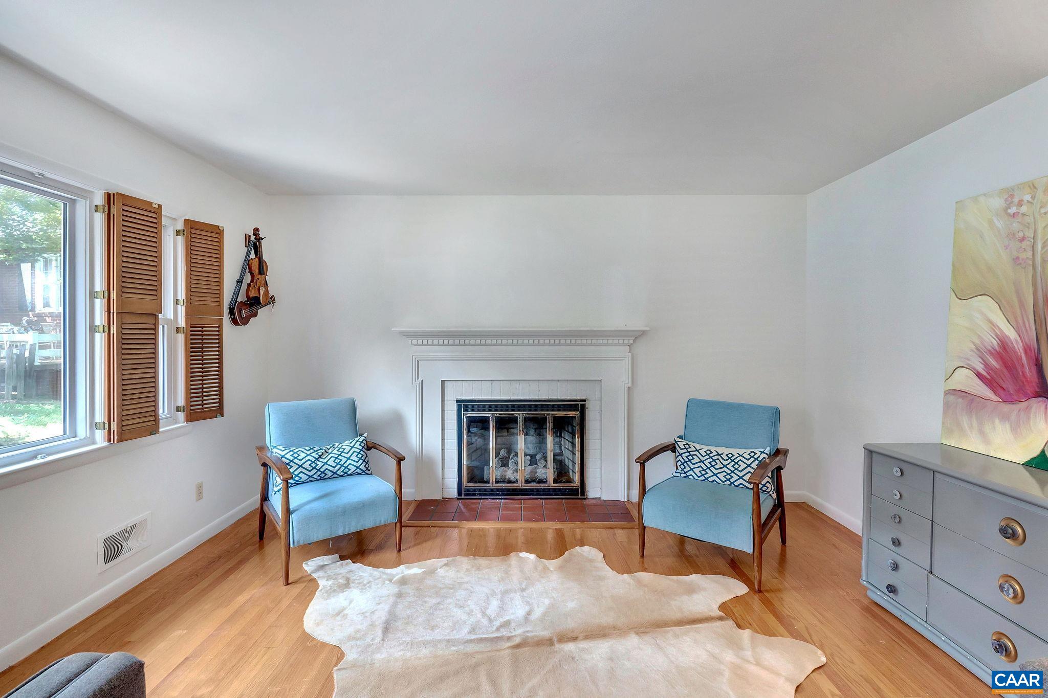 738 LYONS AVE