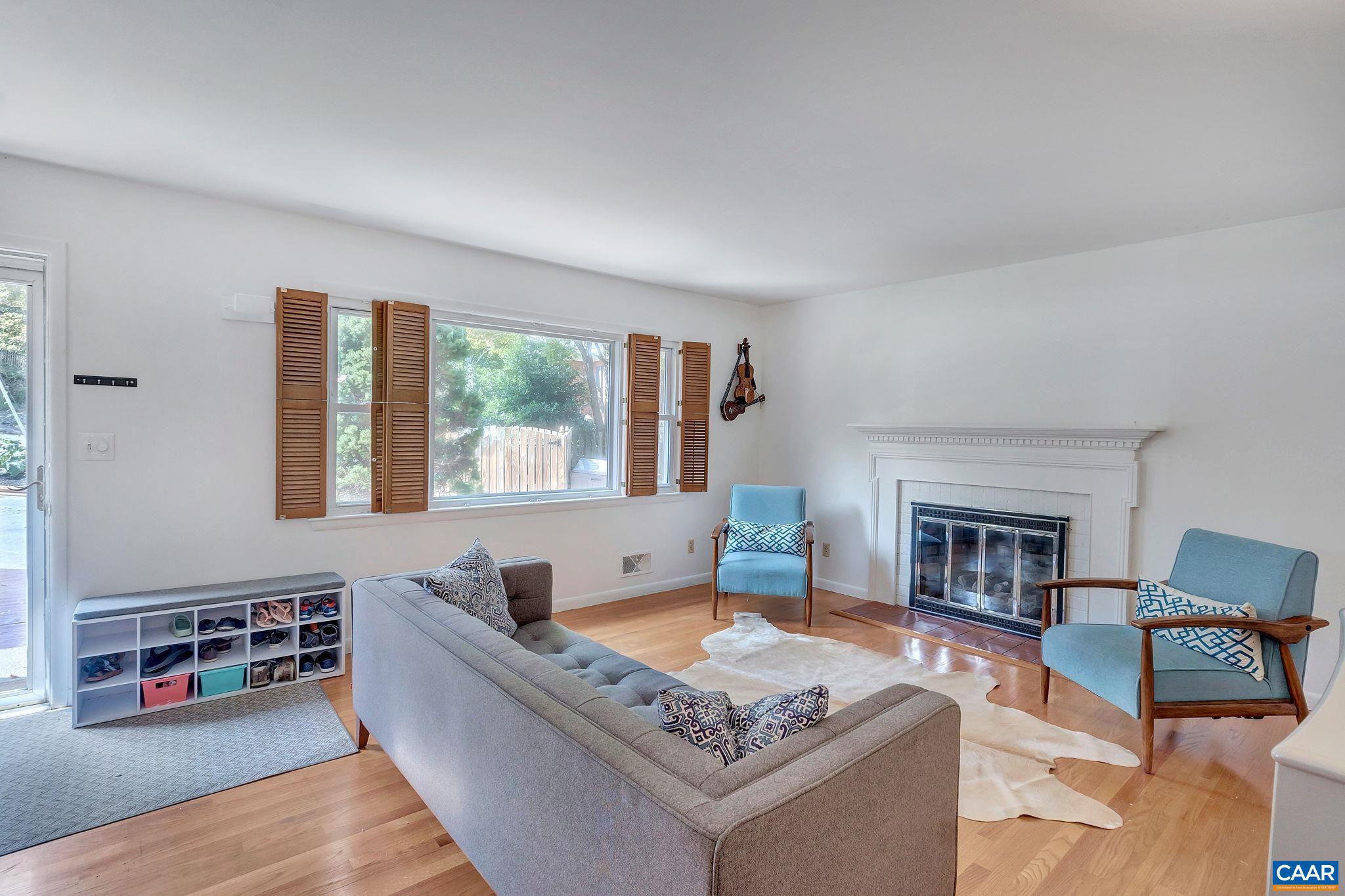 738 LYONS AVE