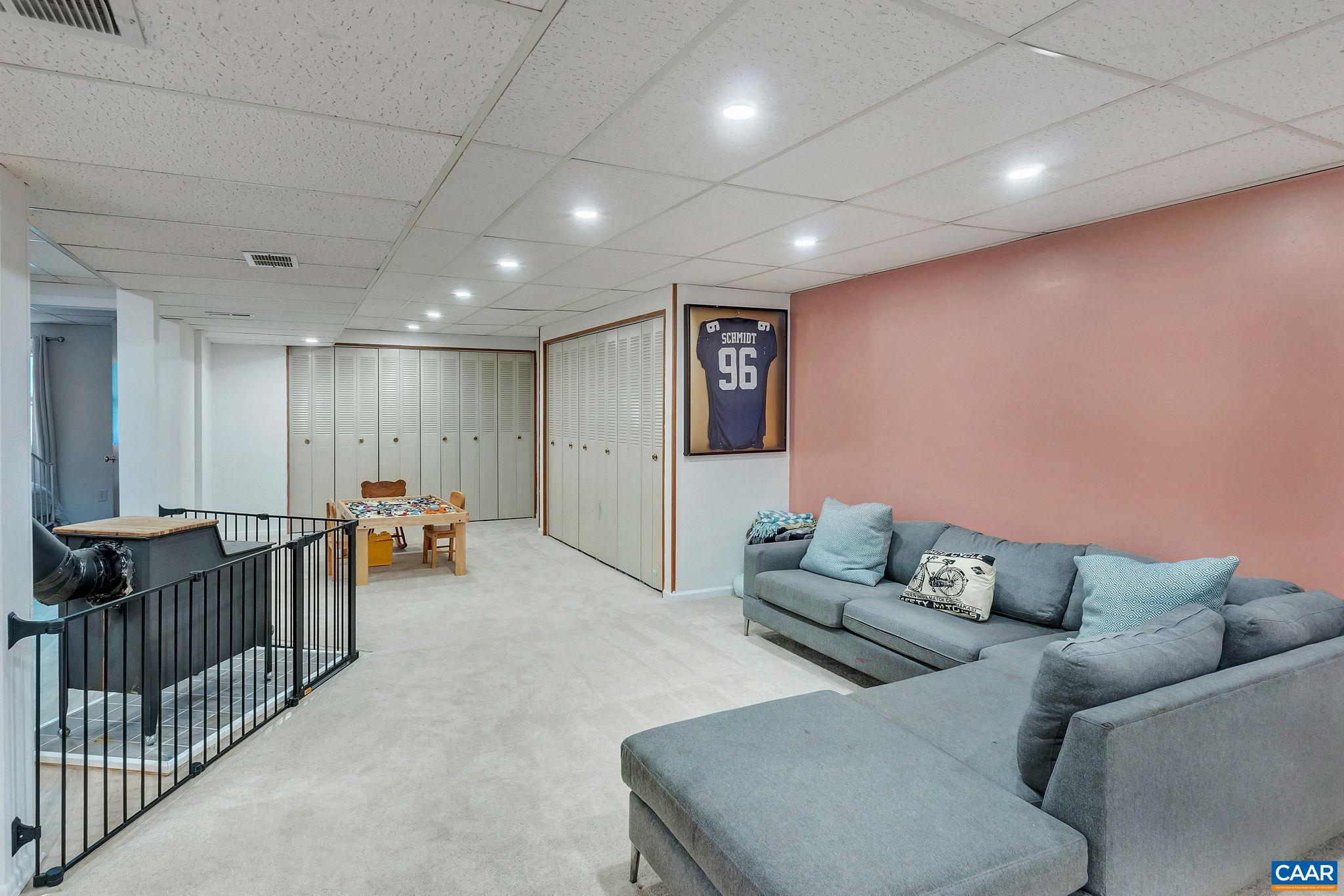 738 LYONS AVE