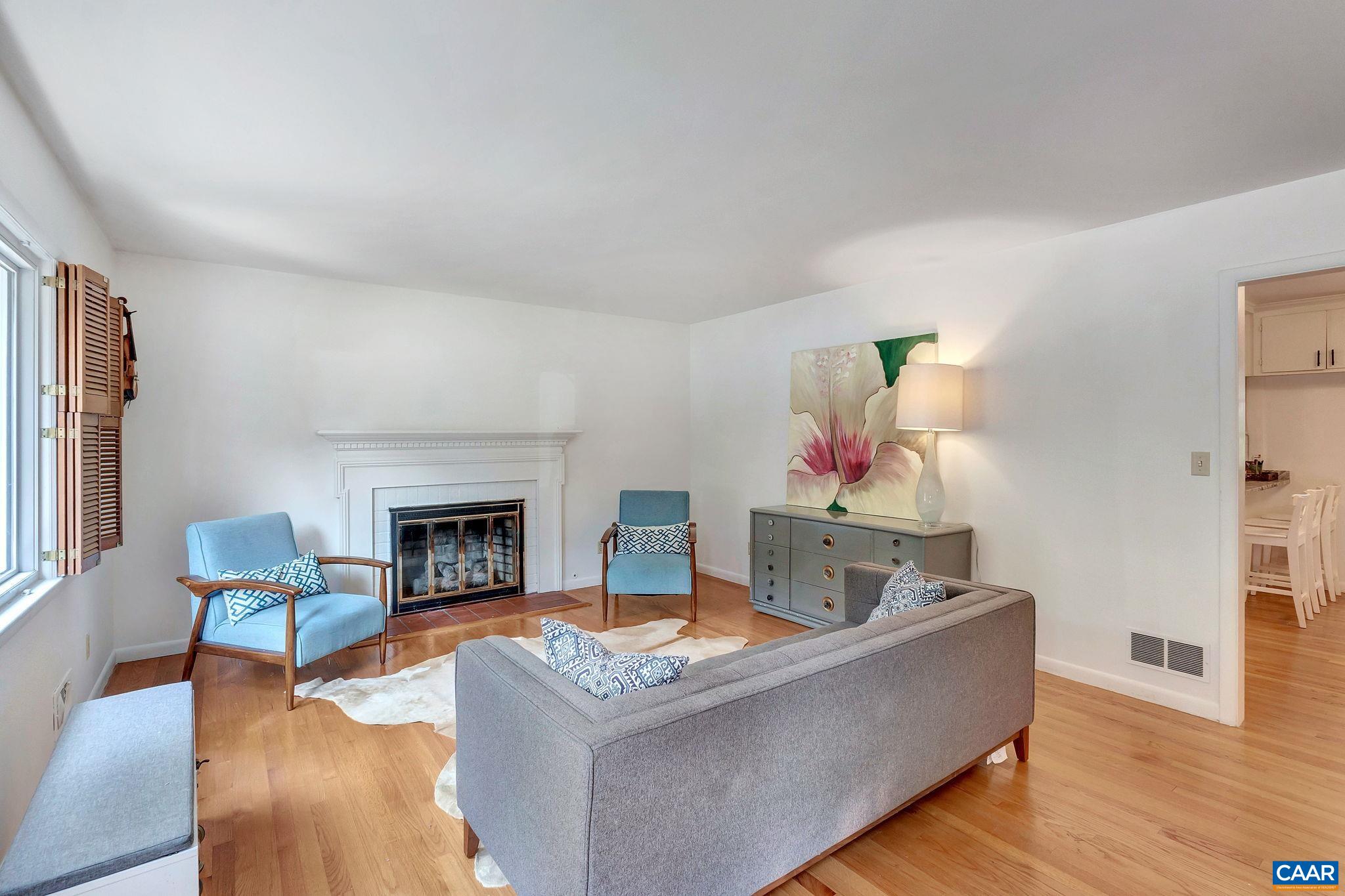 738 LYONS AVE