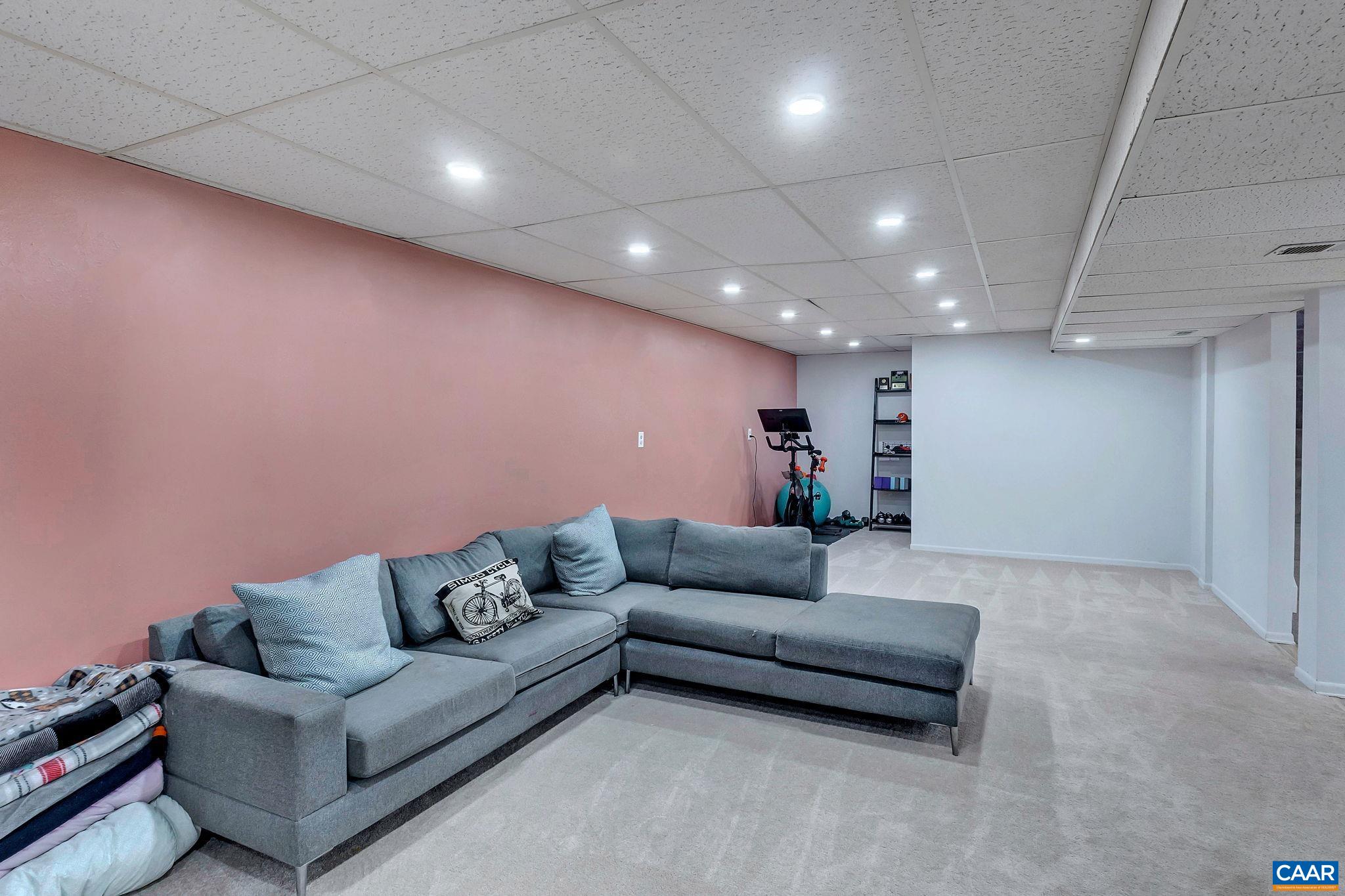 738 LYONS AVE
