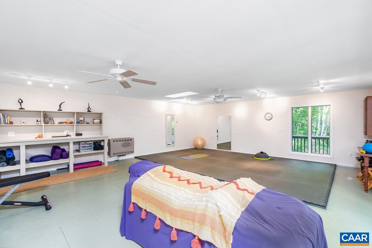 722 CREEKSIDE LN