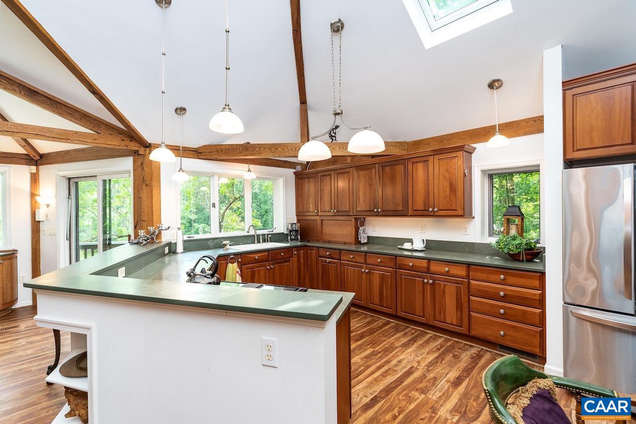 722 CREEKSIDE LN