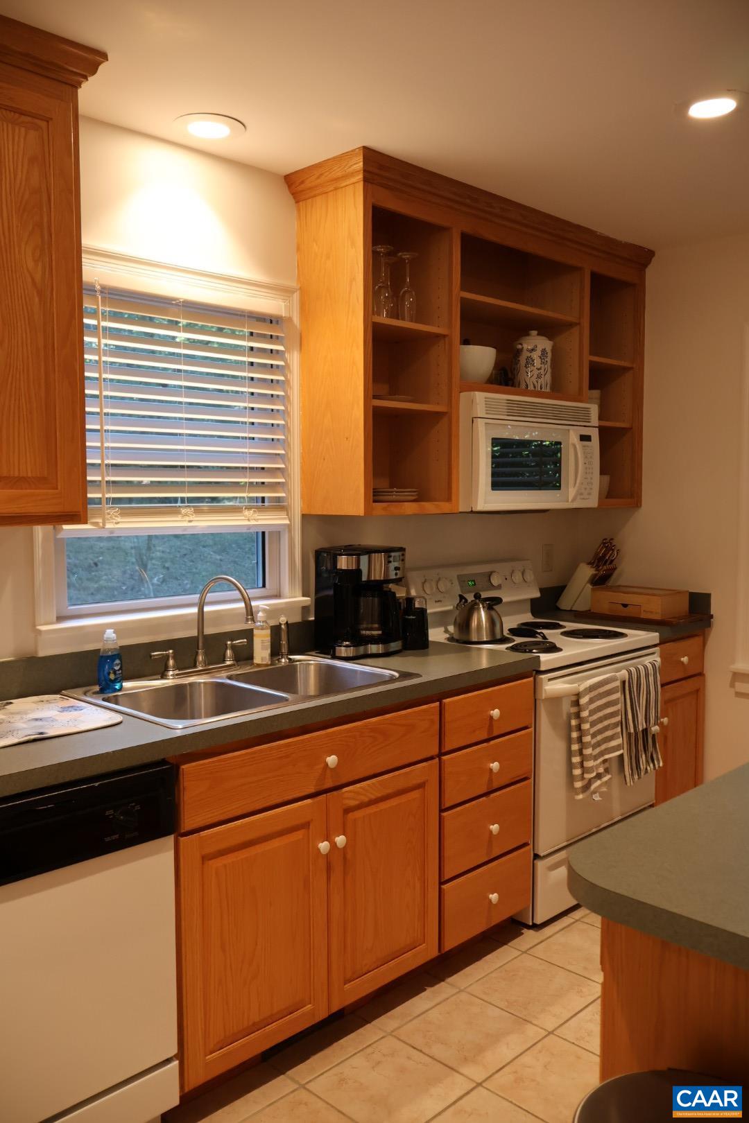 1111 HILL HOLLOW RD