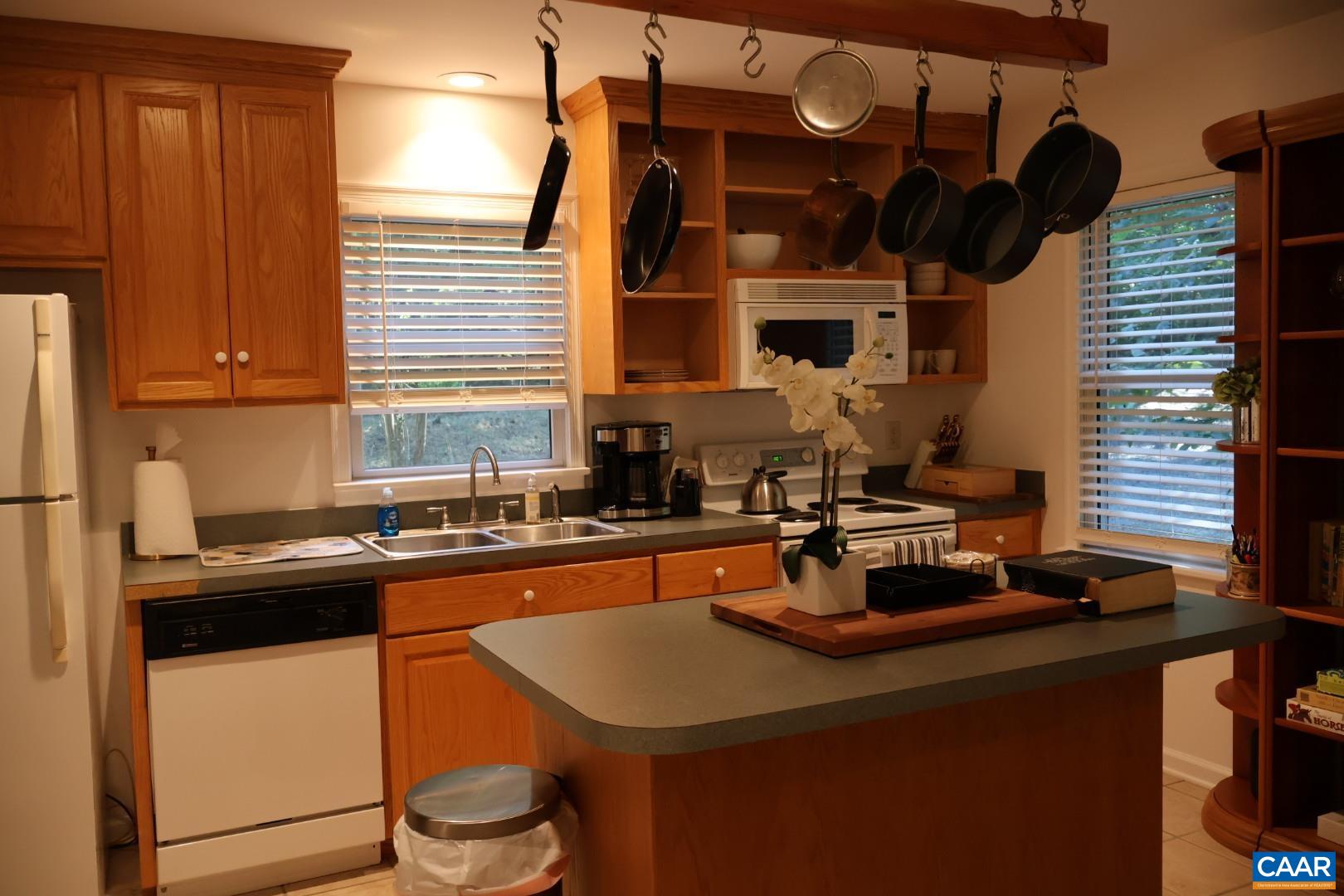 1111 HILL HOLLOW RD