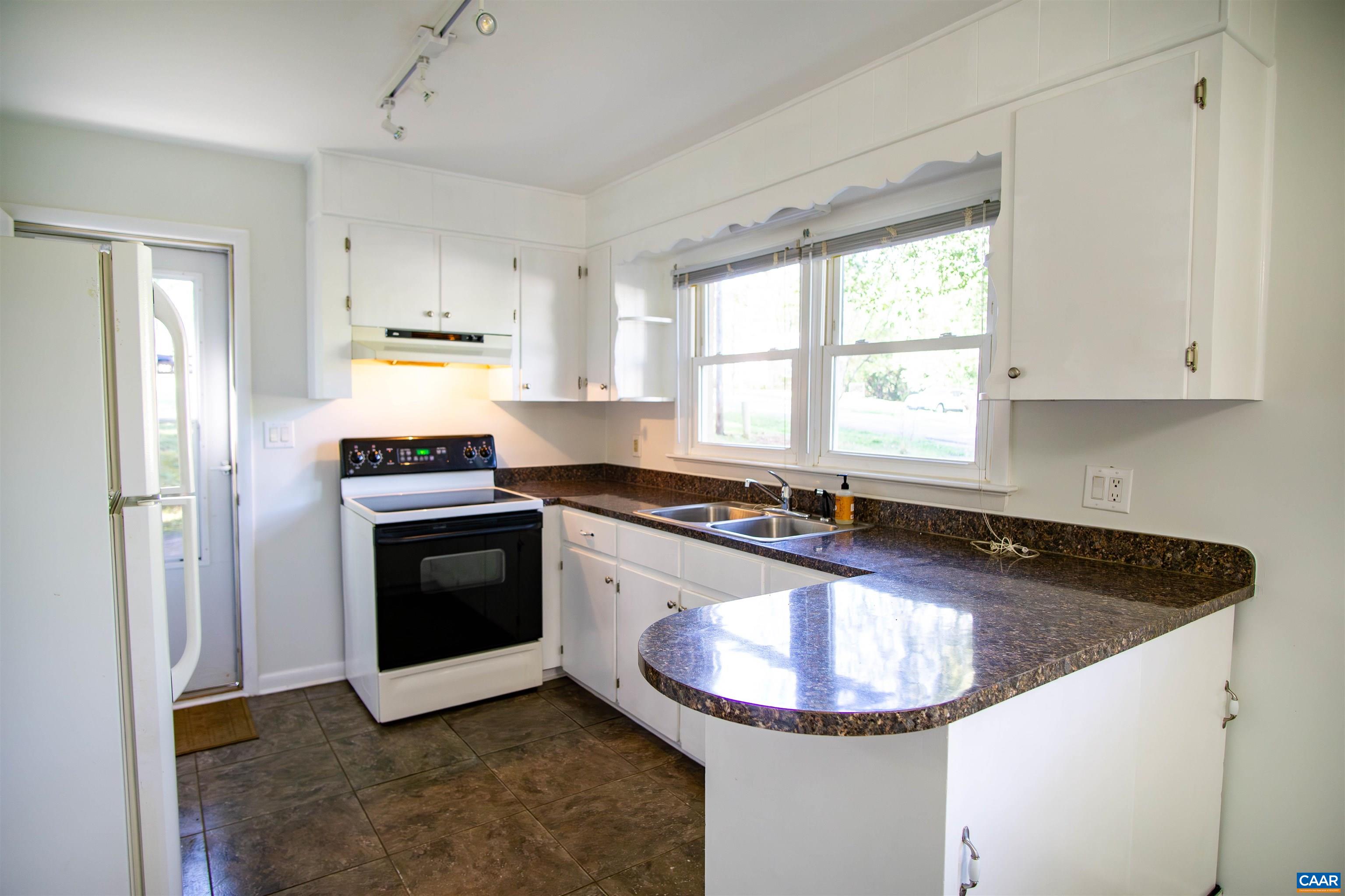 208 LOCUST LN
