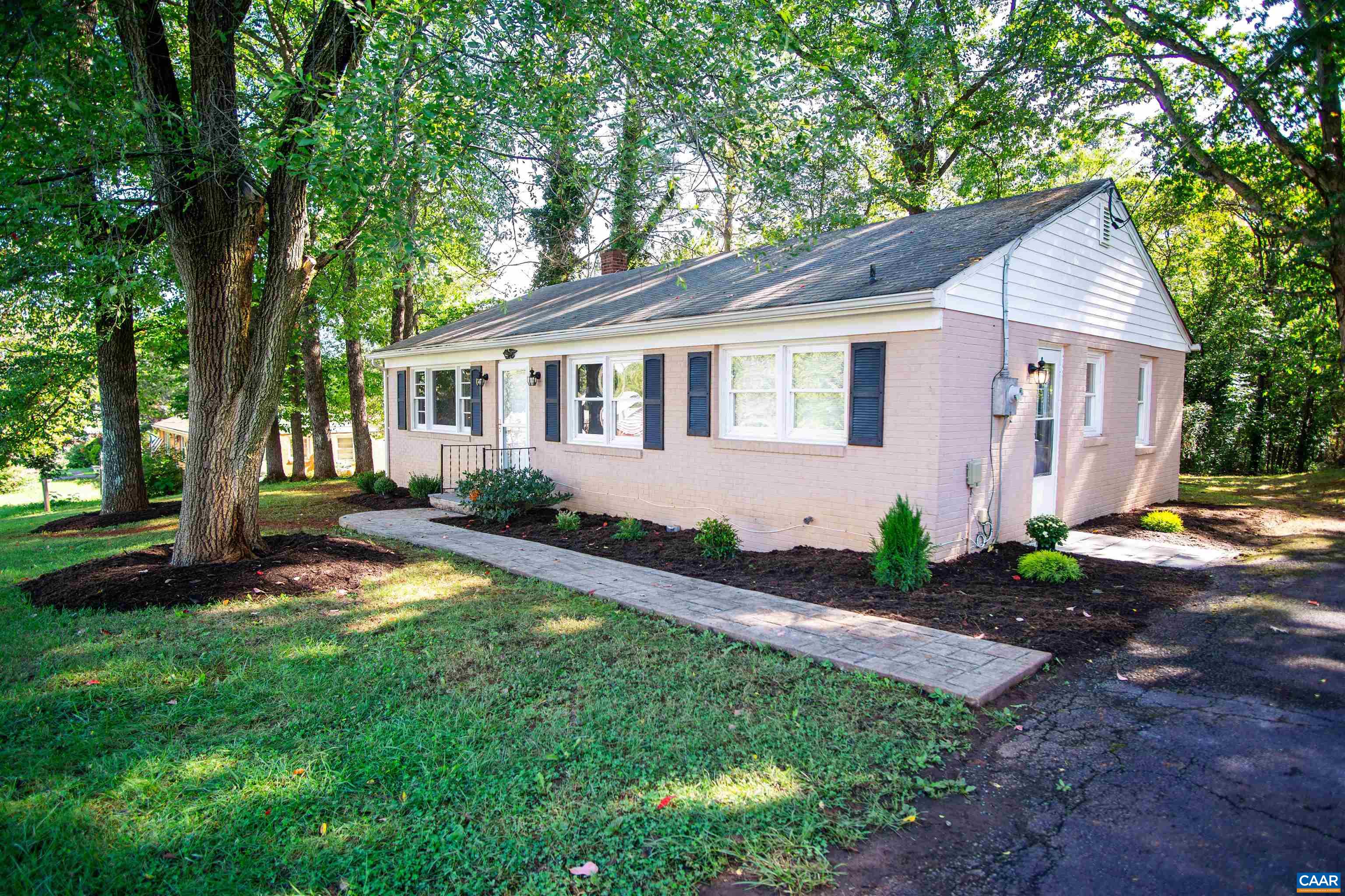 208 LOCUST LN