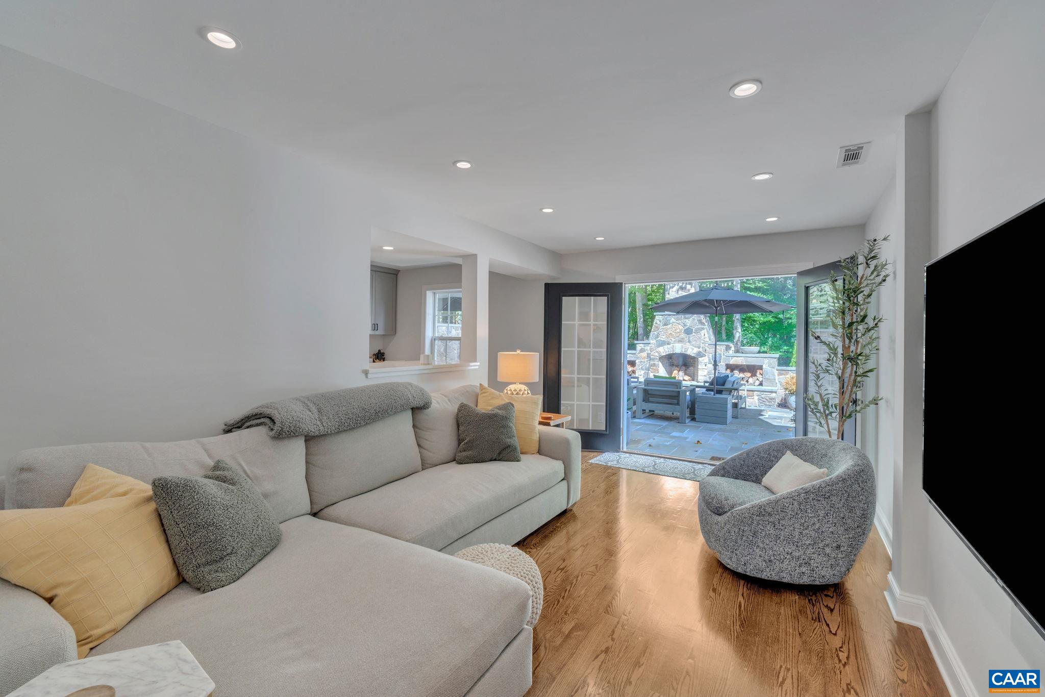 1275 TEMPLETON CIR