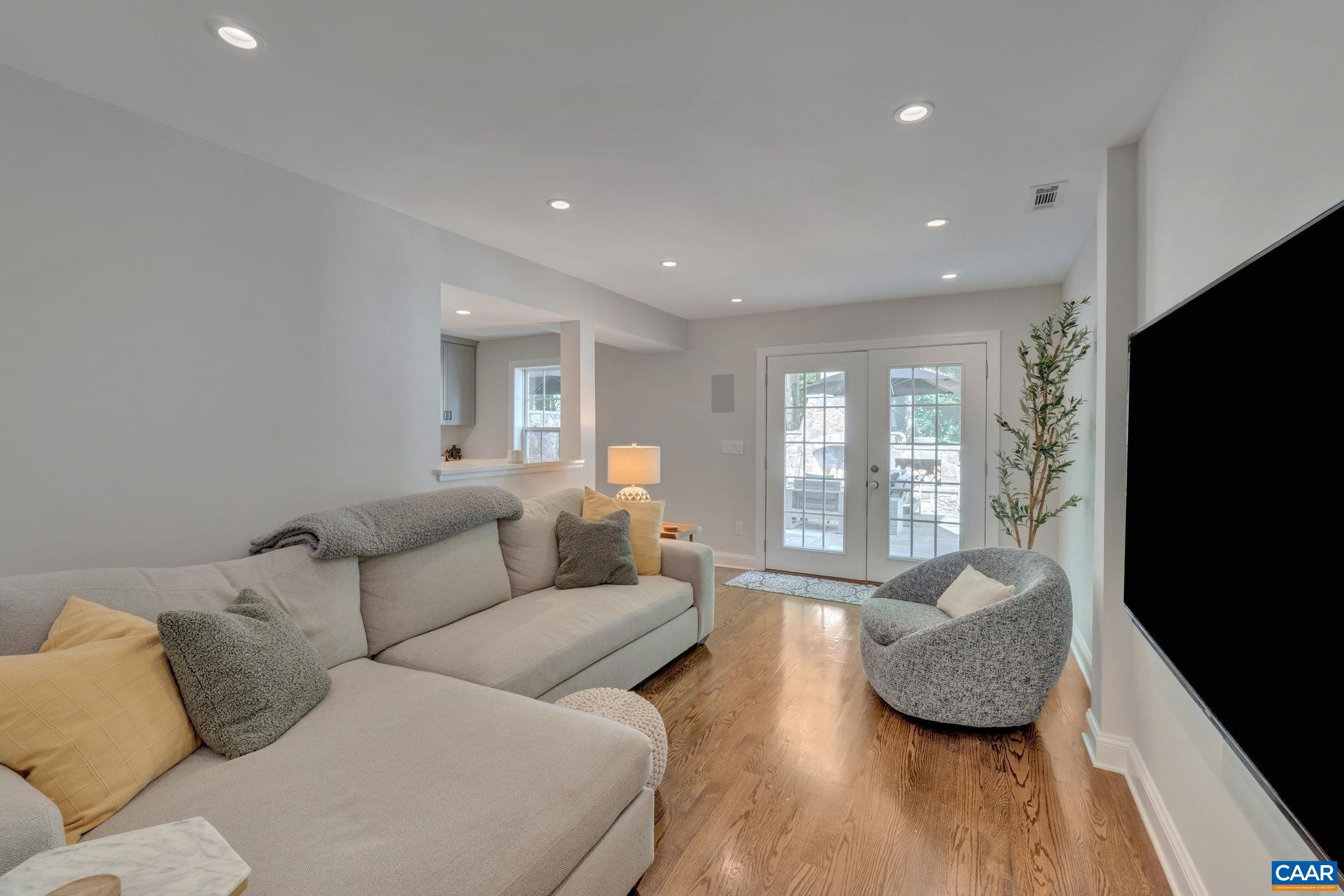 1275 TEMPLETON CIR