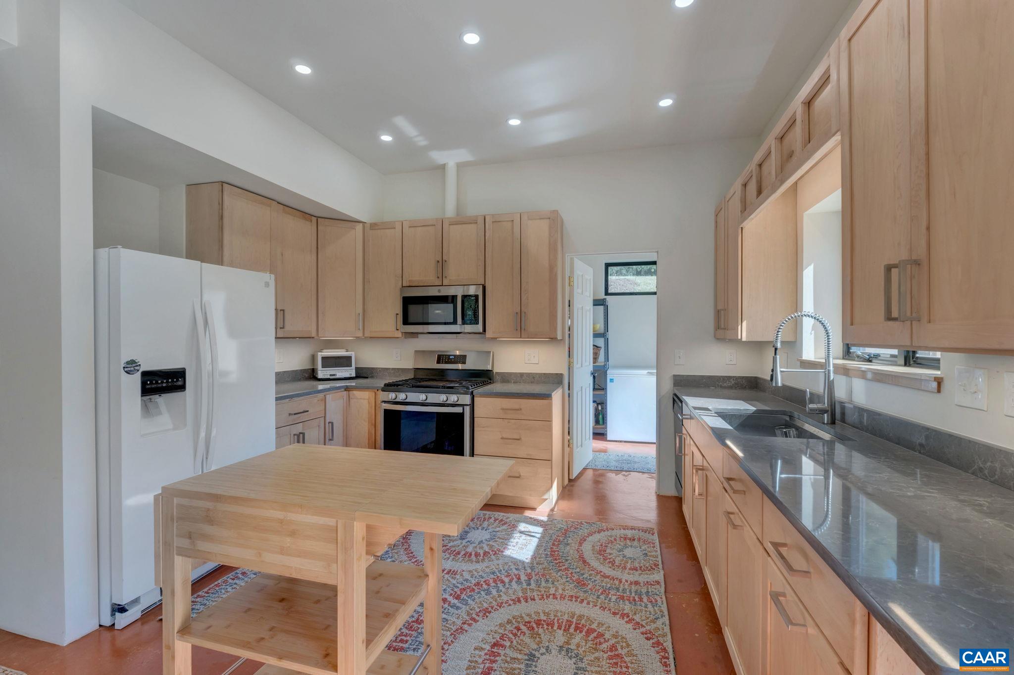 2424 CASTLE ROCK RD