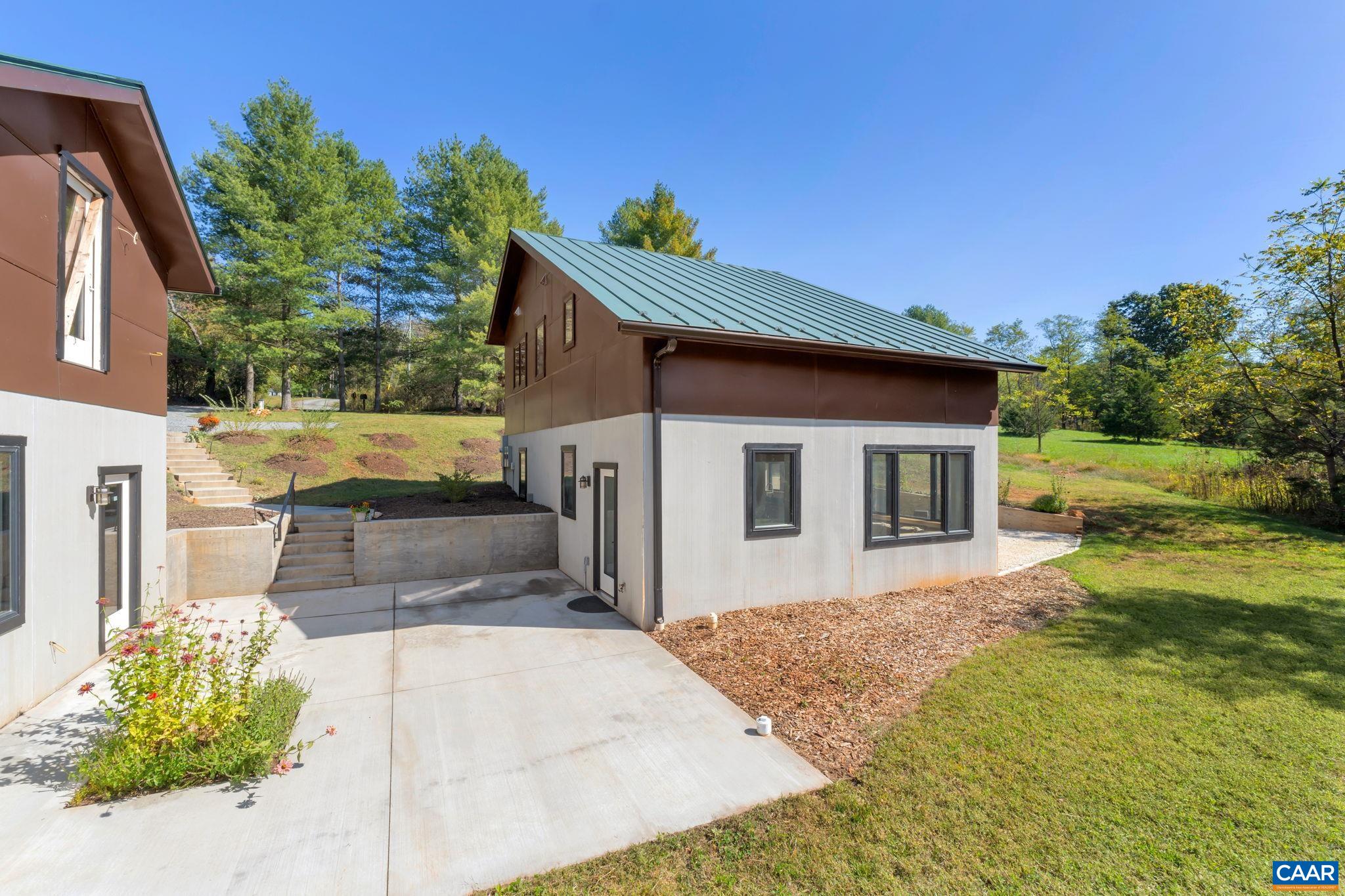 2424 CASTLE ROCK RD