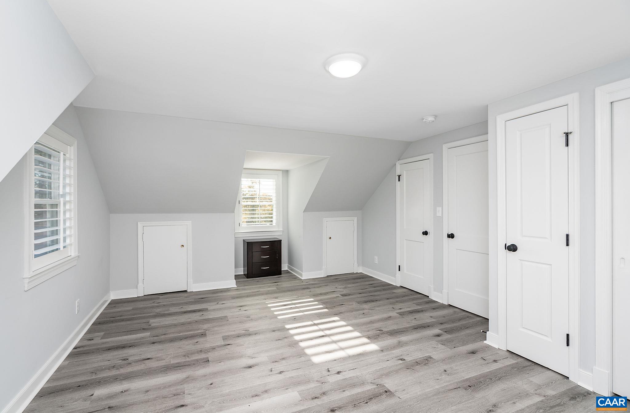 1025 SAINT CLAIR AVE