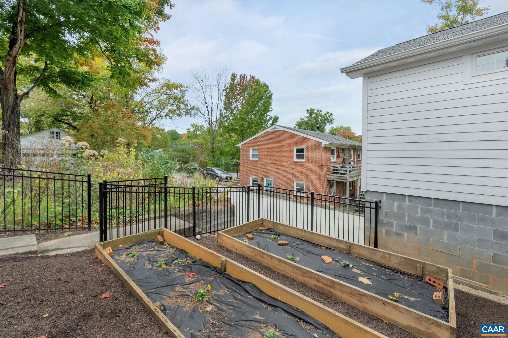 703 LOCUST AVE