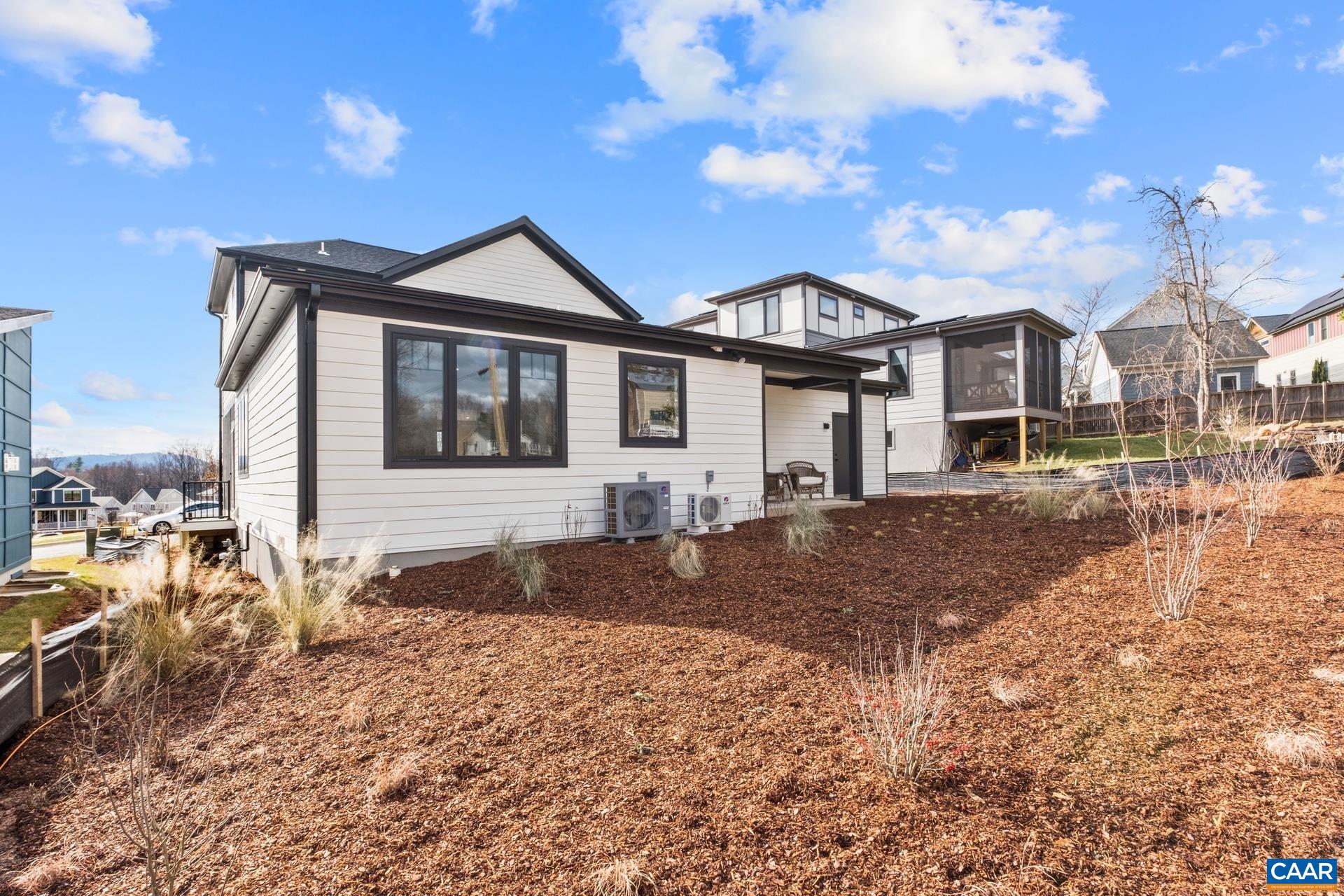 633 LOCHLYN HILL DR