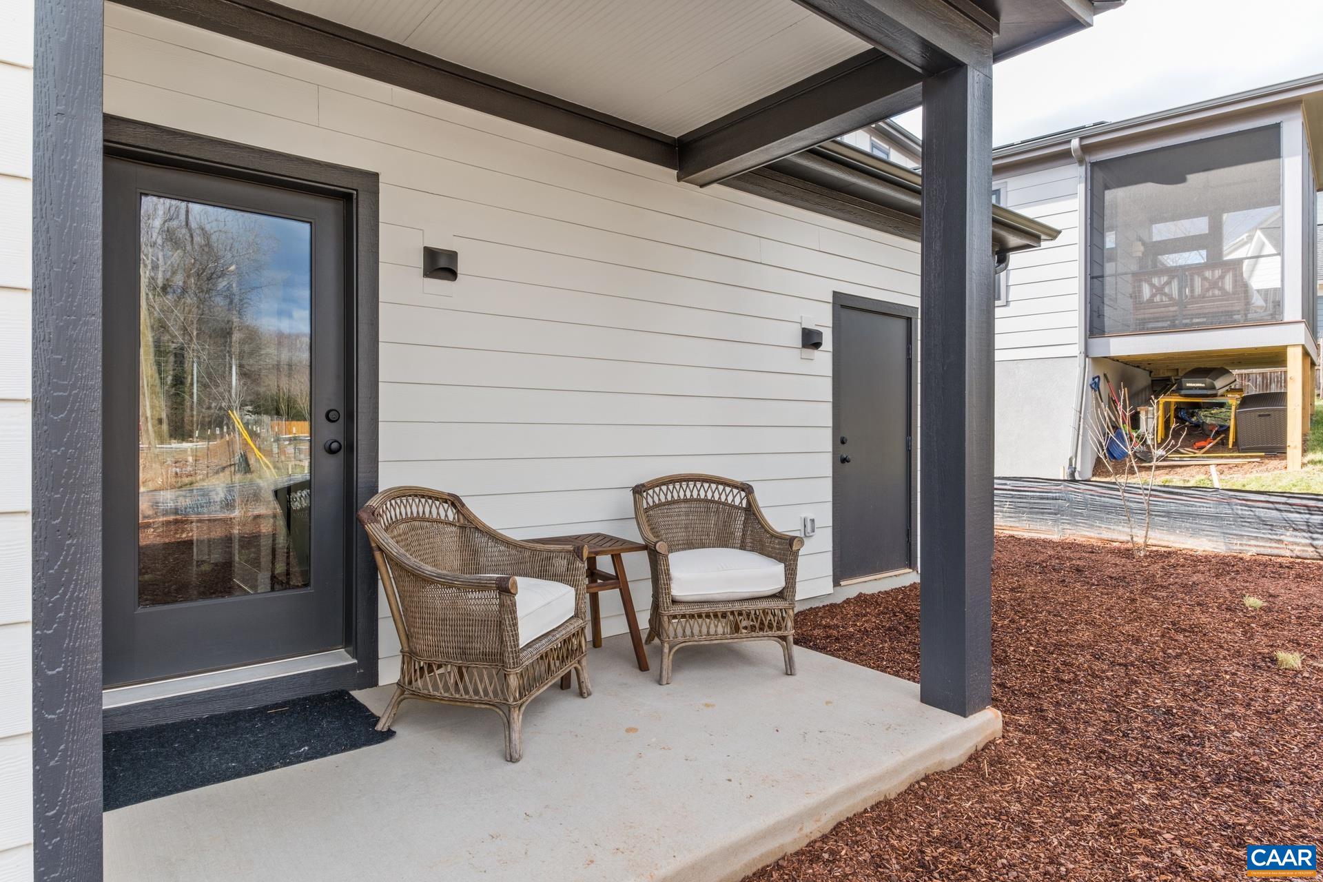 633 LOCHLYN HILL DR