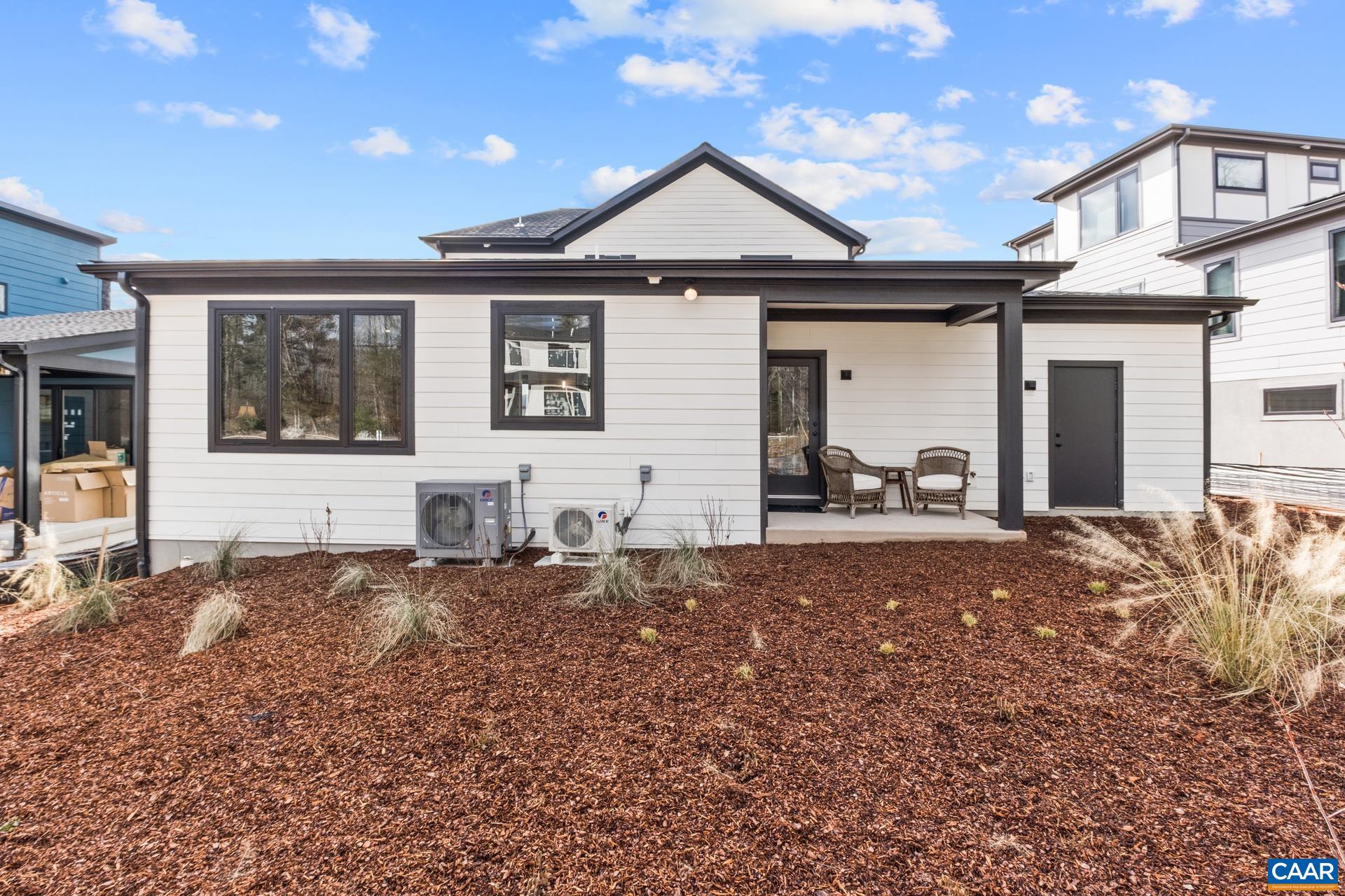 633 LOCHLYN HILL DR