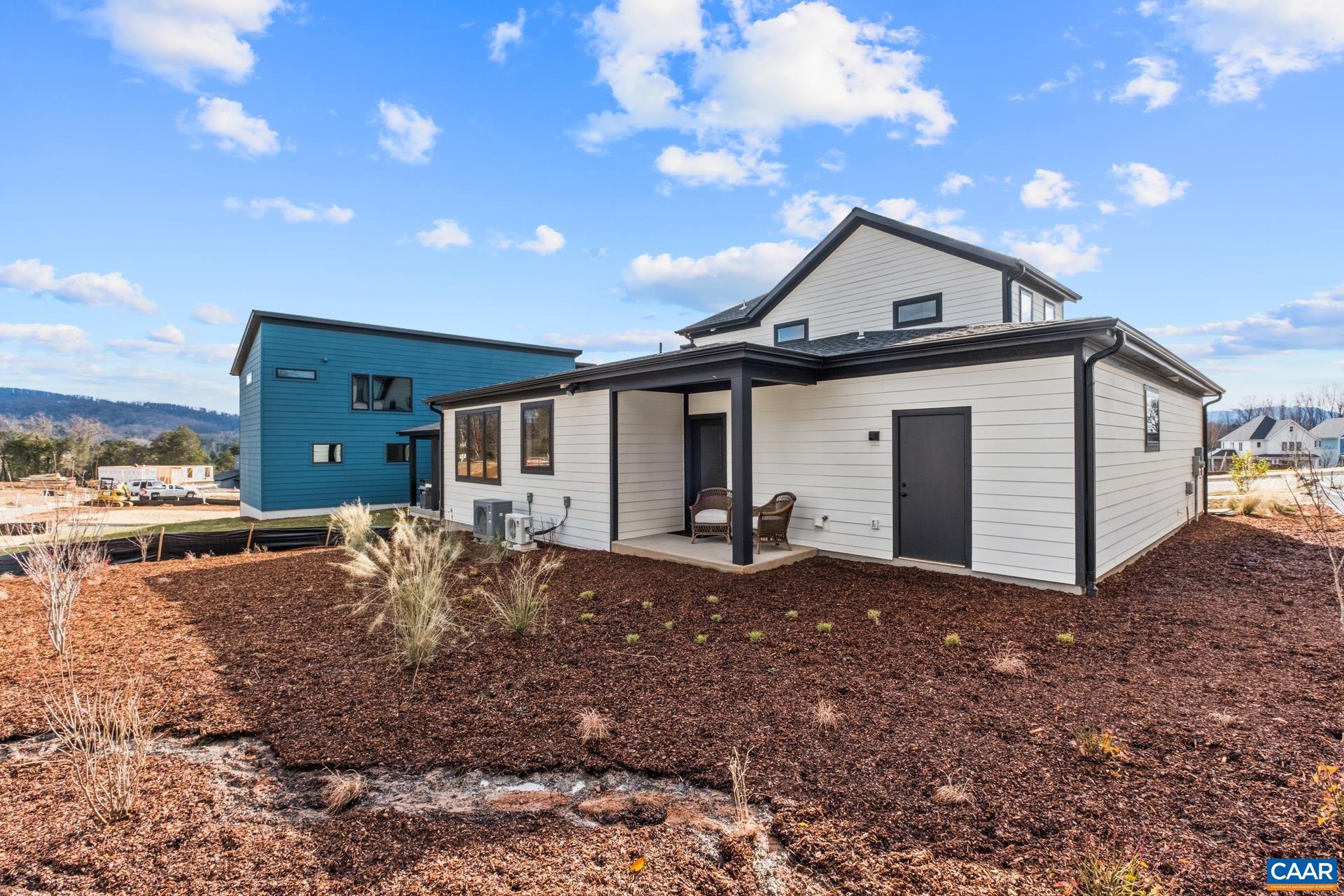 633 LOCHLYN HILL DR
