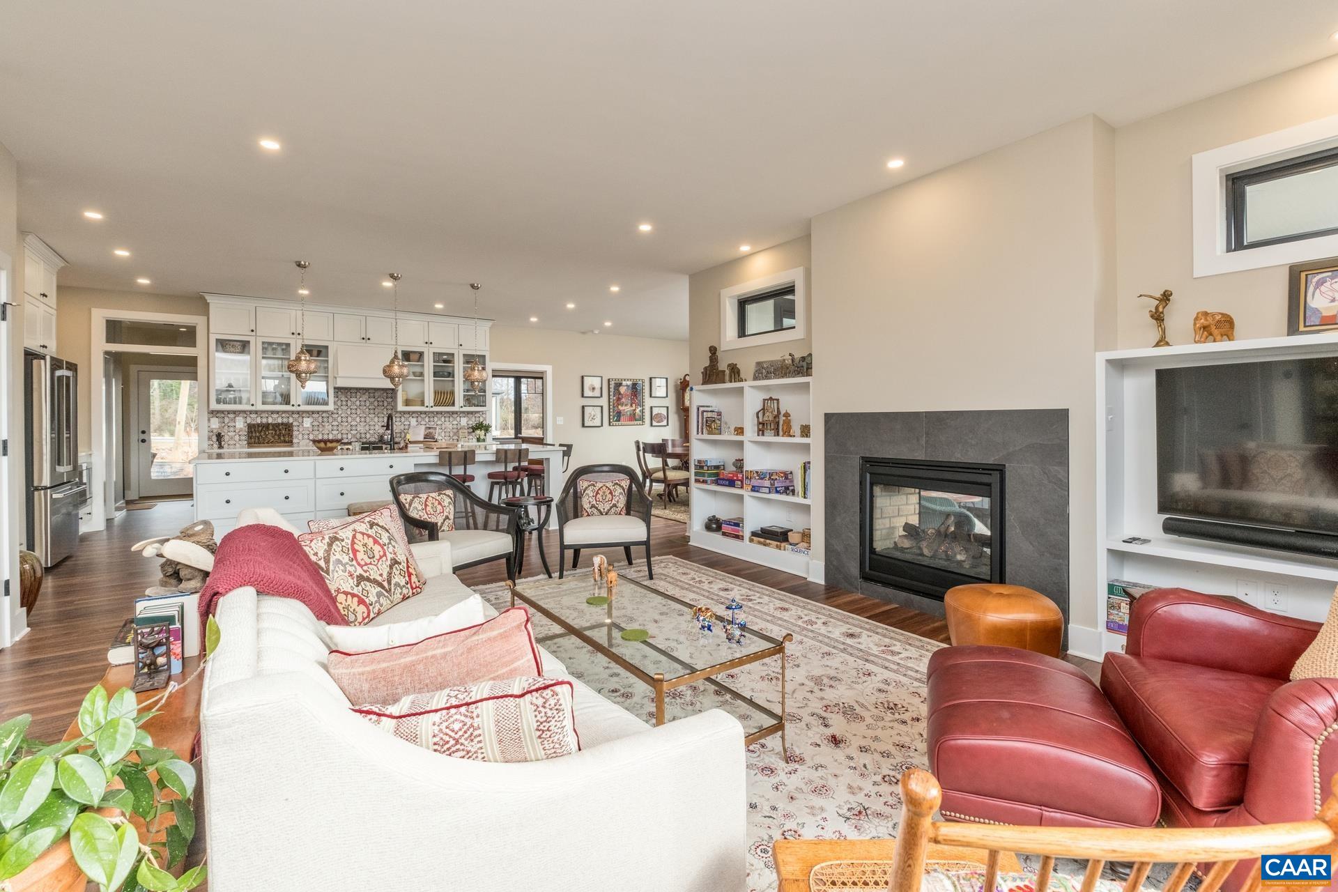 633 LOCHLYN HILL DR
