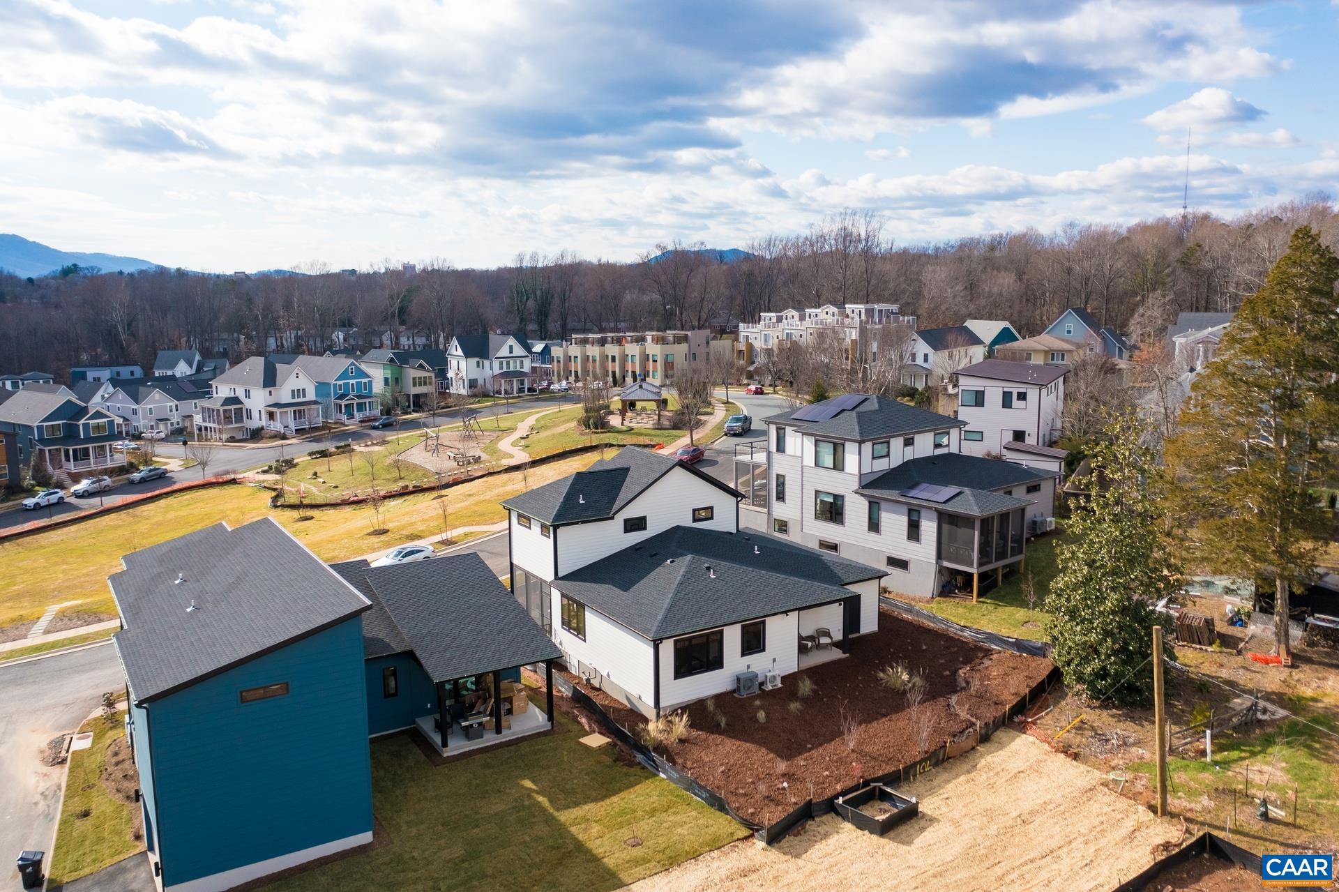 633 LOCHLYN HILL DR