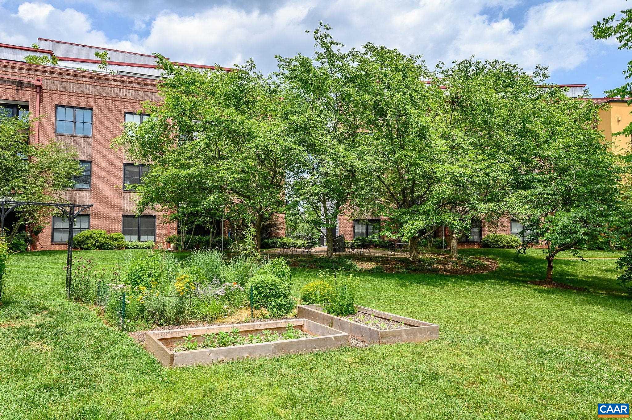 202 DOUGLAS AVE Unit: 3C