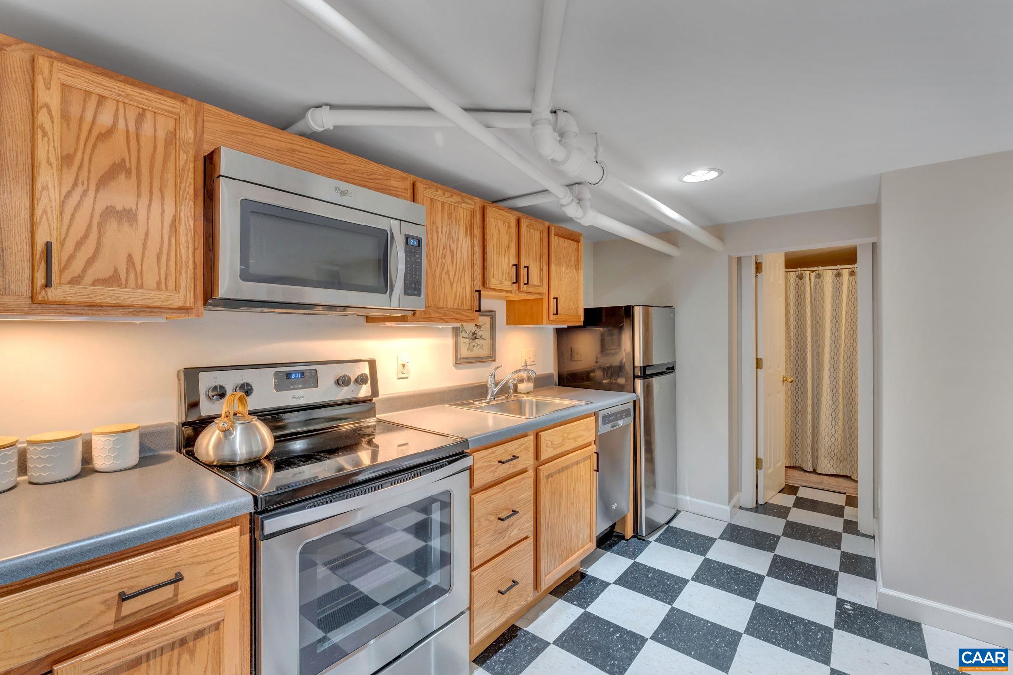 31 UNIVERSITY CIR