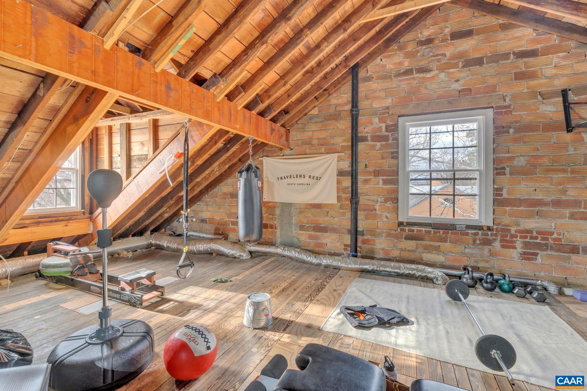 31 UNIVERSITY CIR