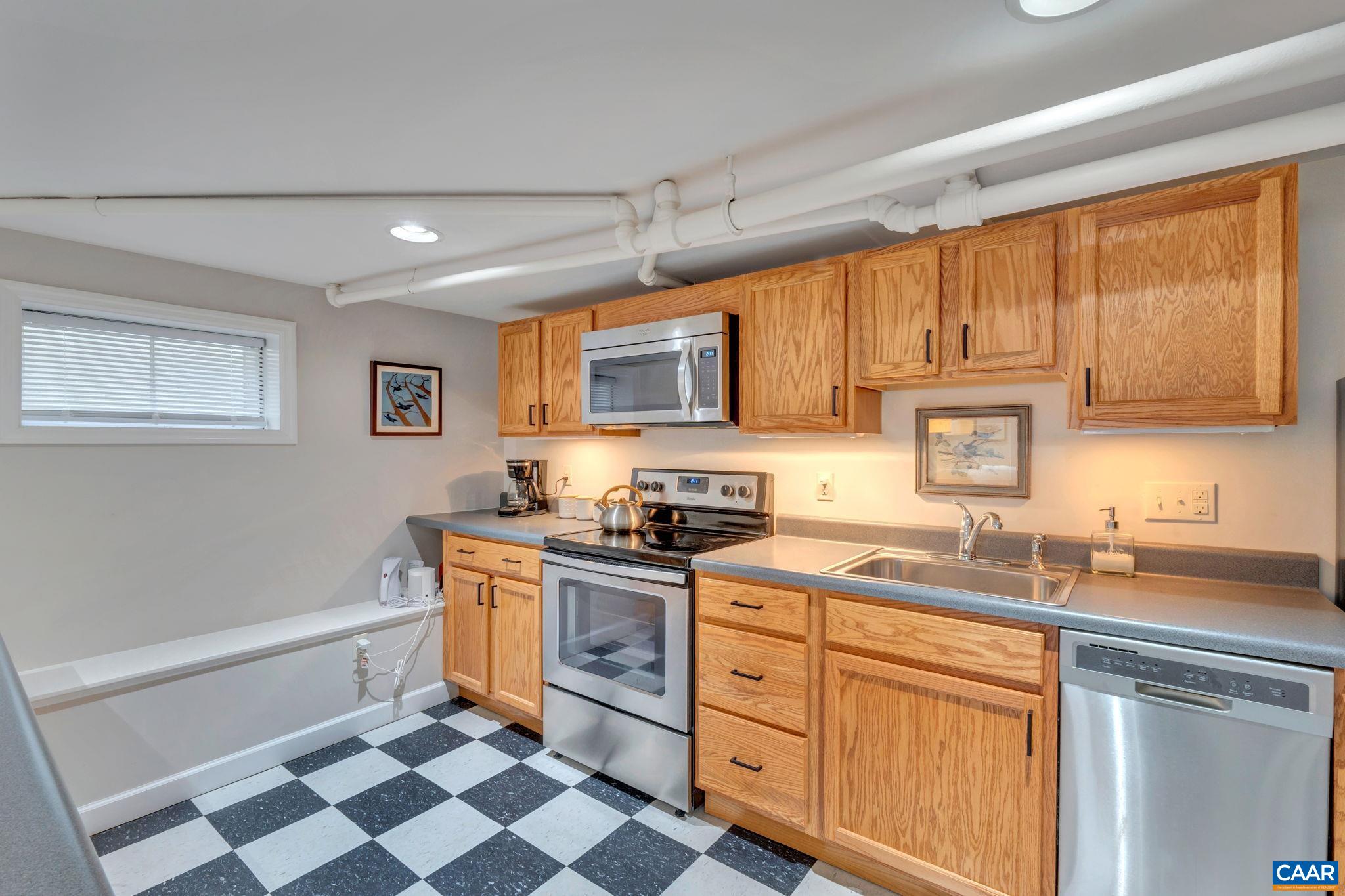 31 UNIVERSITY CIR