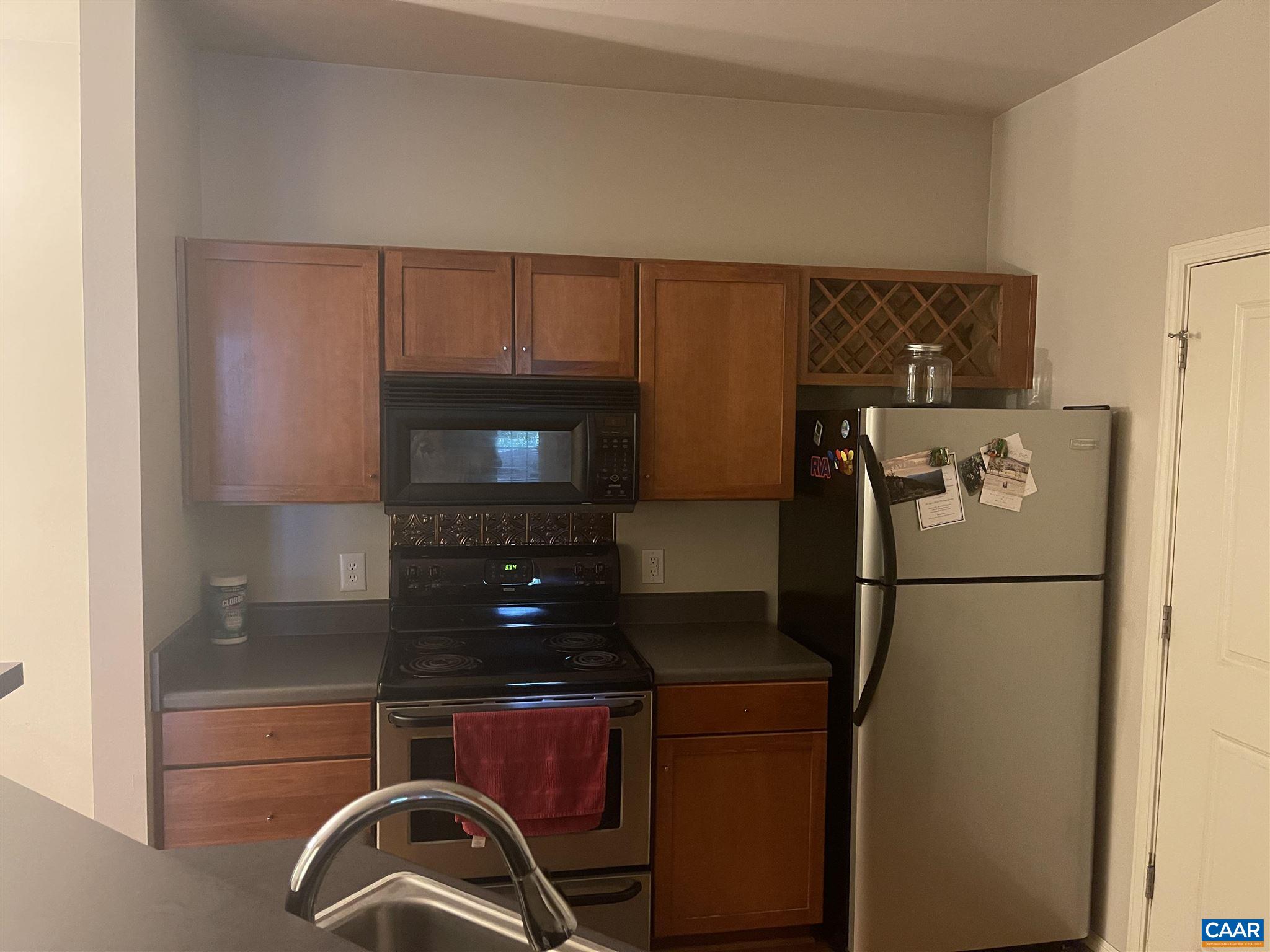 715 WALKER SQ Unit: 1b