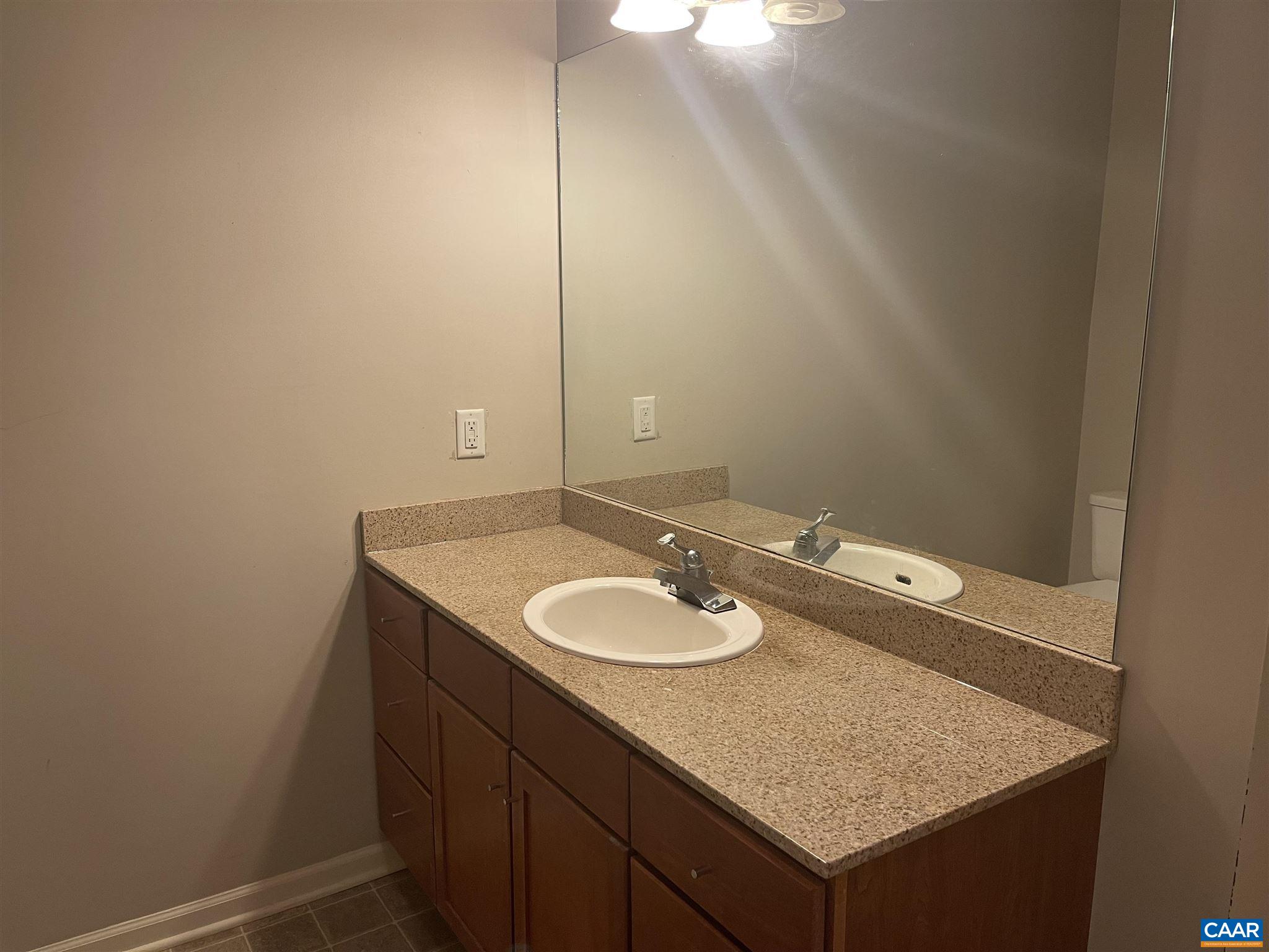715 WALKER SQ Unit: 1b