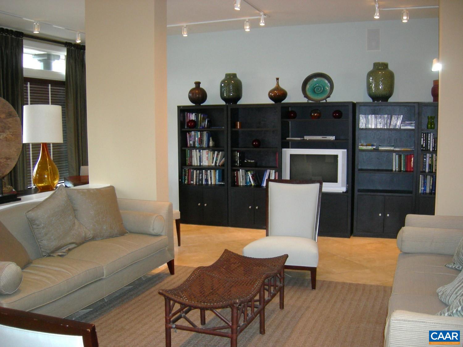 715 WALKER SQ Unit: 1b