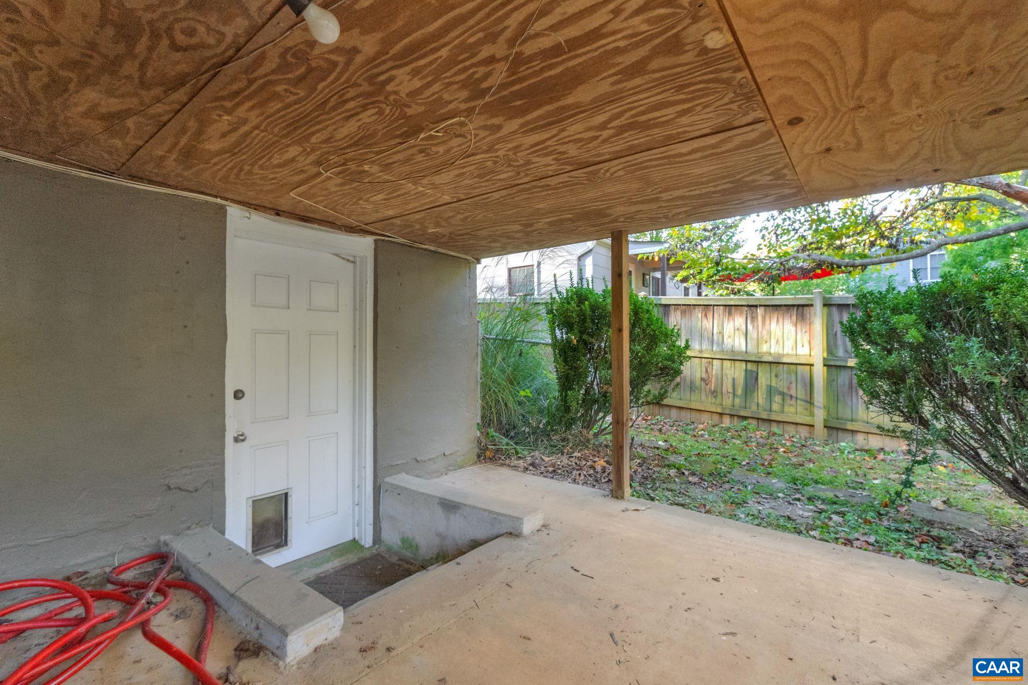 1633 MULBERRY AVE